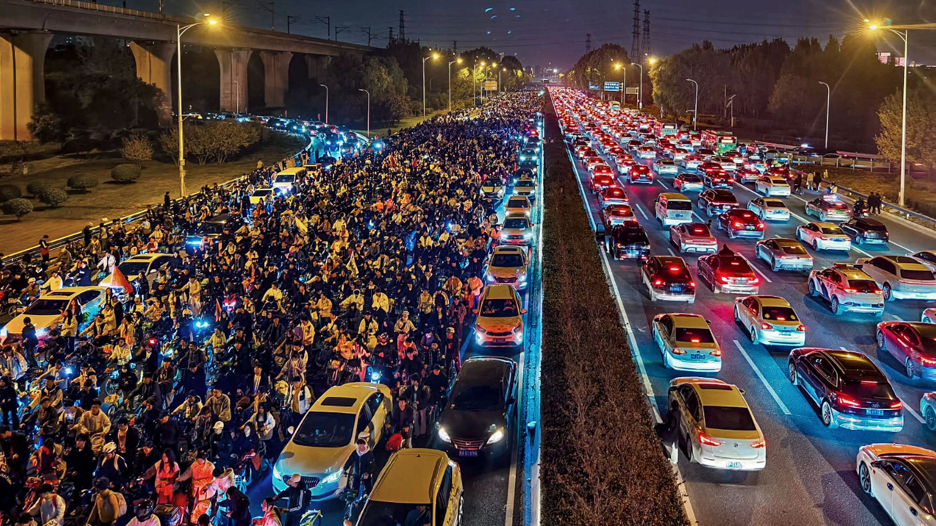 Chinese cities limit night cycling after traffic disruptions
