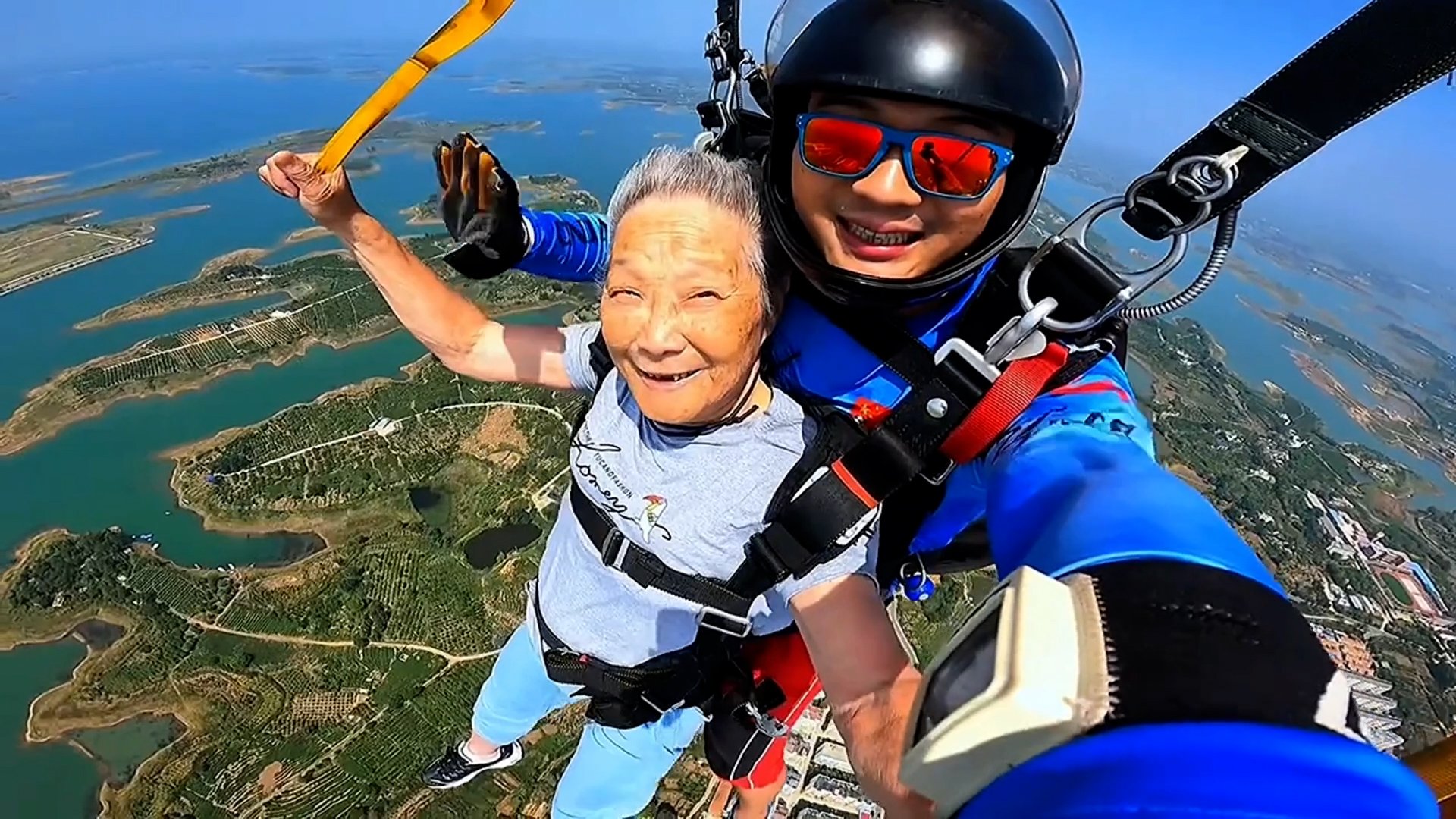 Elderly skydiver in China breaks record in Hubei