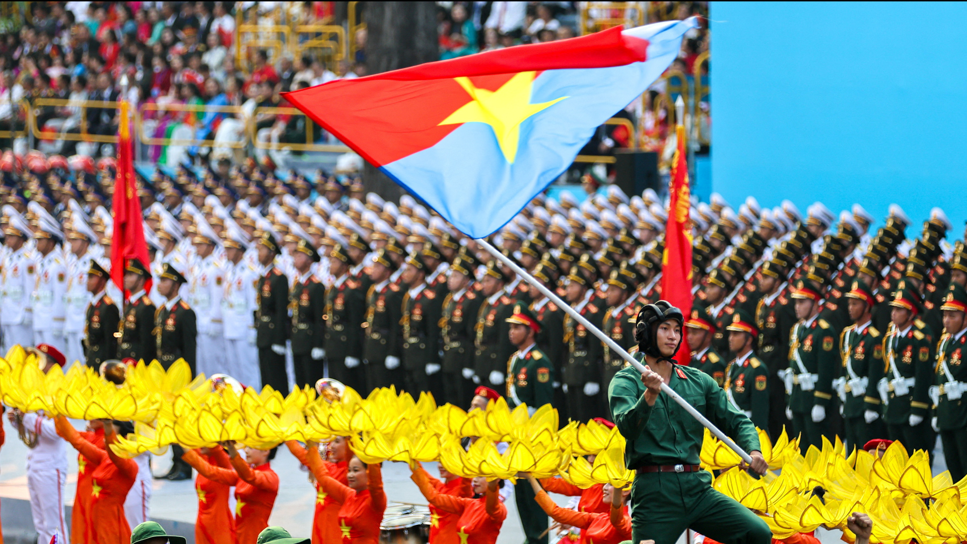 Vietnam marks 50th anniversary of reunification, Chinese troops march in military parade