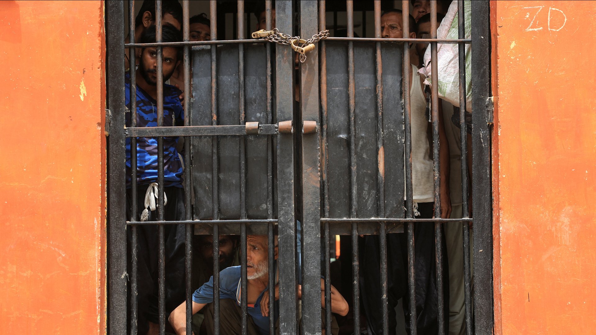 Hundreds of prisoners break out of Pakistani jail after earthquake