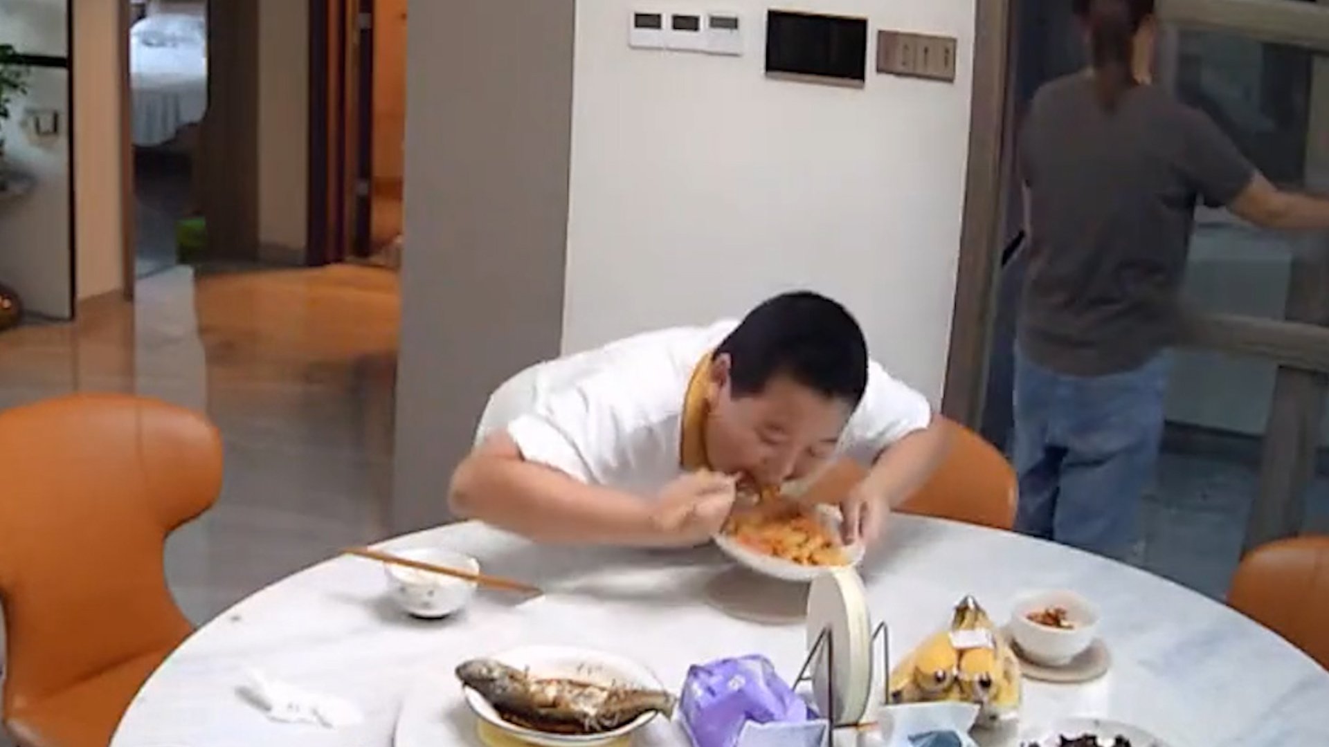 Boy in Guangdong wolfs down food amid earthquake