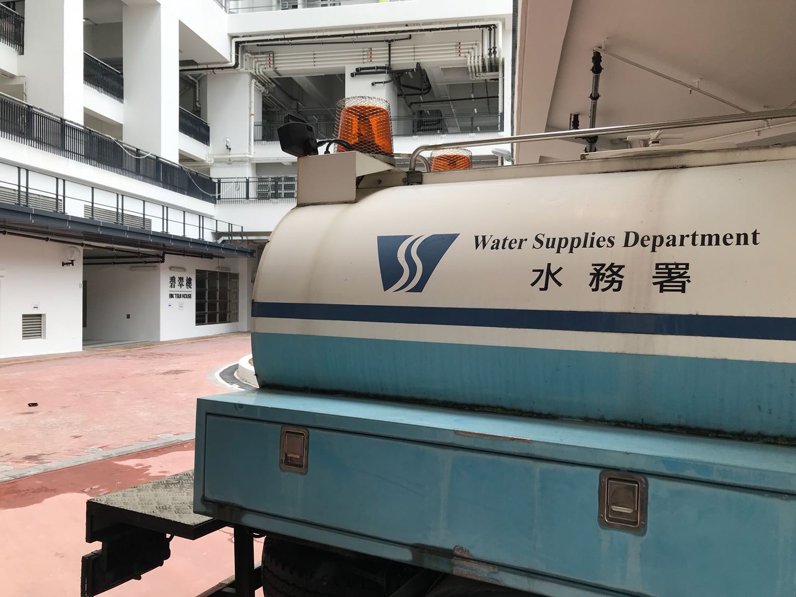 Special tankers are still supplying water at Kwai Tsui, despite tests saying tap water is safe. 
