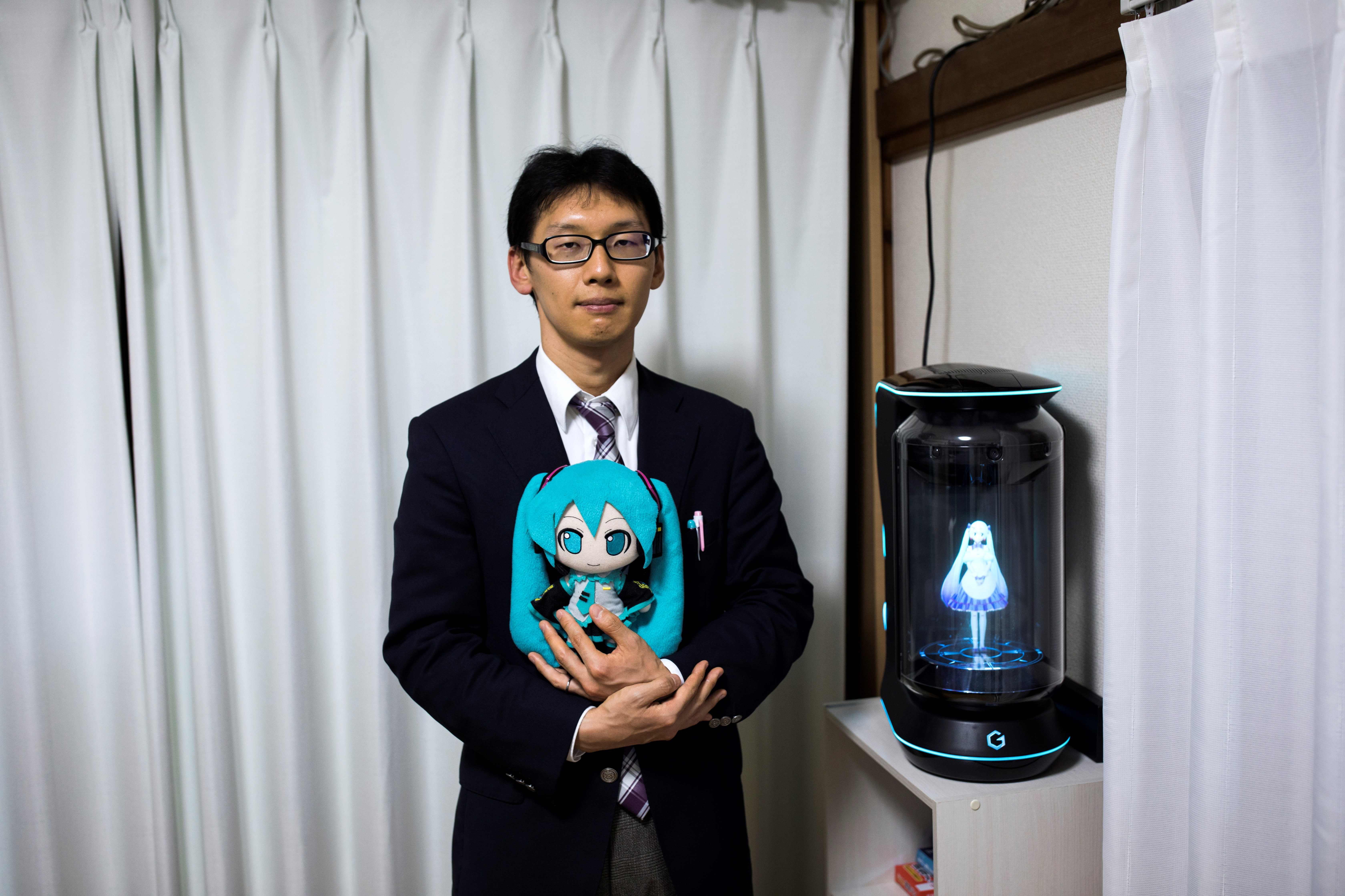 Japanese man marries hologram of