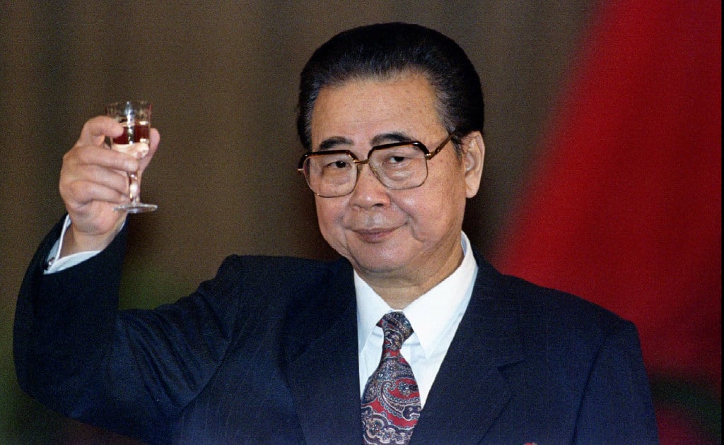 Li Peng toasts the guests at an official banquet in Beijing's Great Hall of the People to celebrate the 45th National Day in China September 30, 1994.