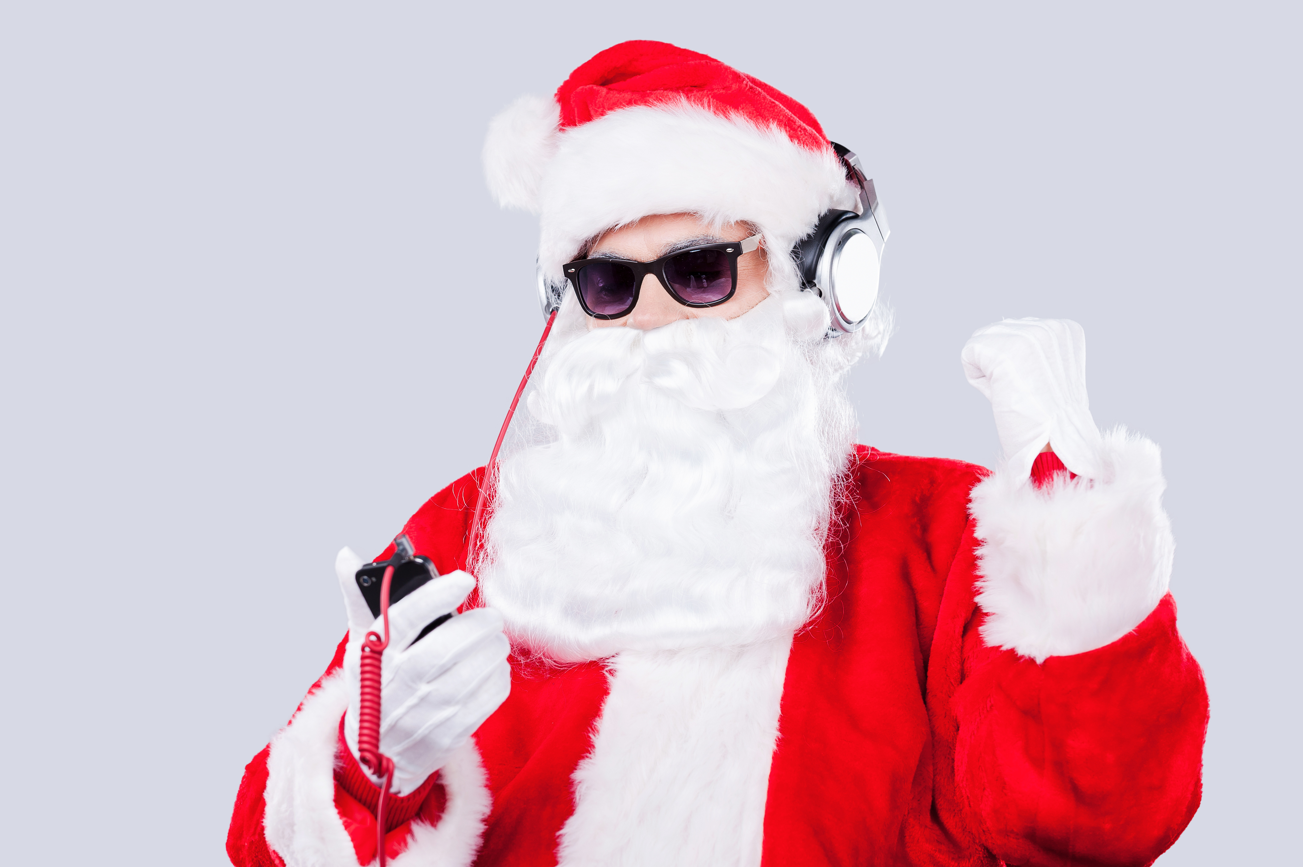Новогодняя музыка плейлист. Санта в очках крутой. Санта Клаус в наушниках. Новогодний диджей. Новогодний дэнс.