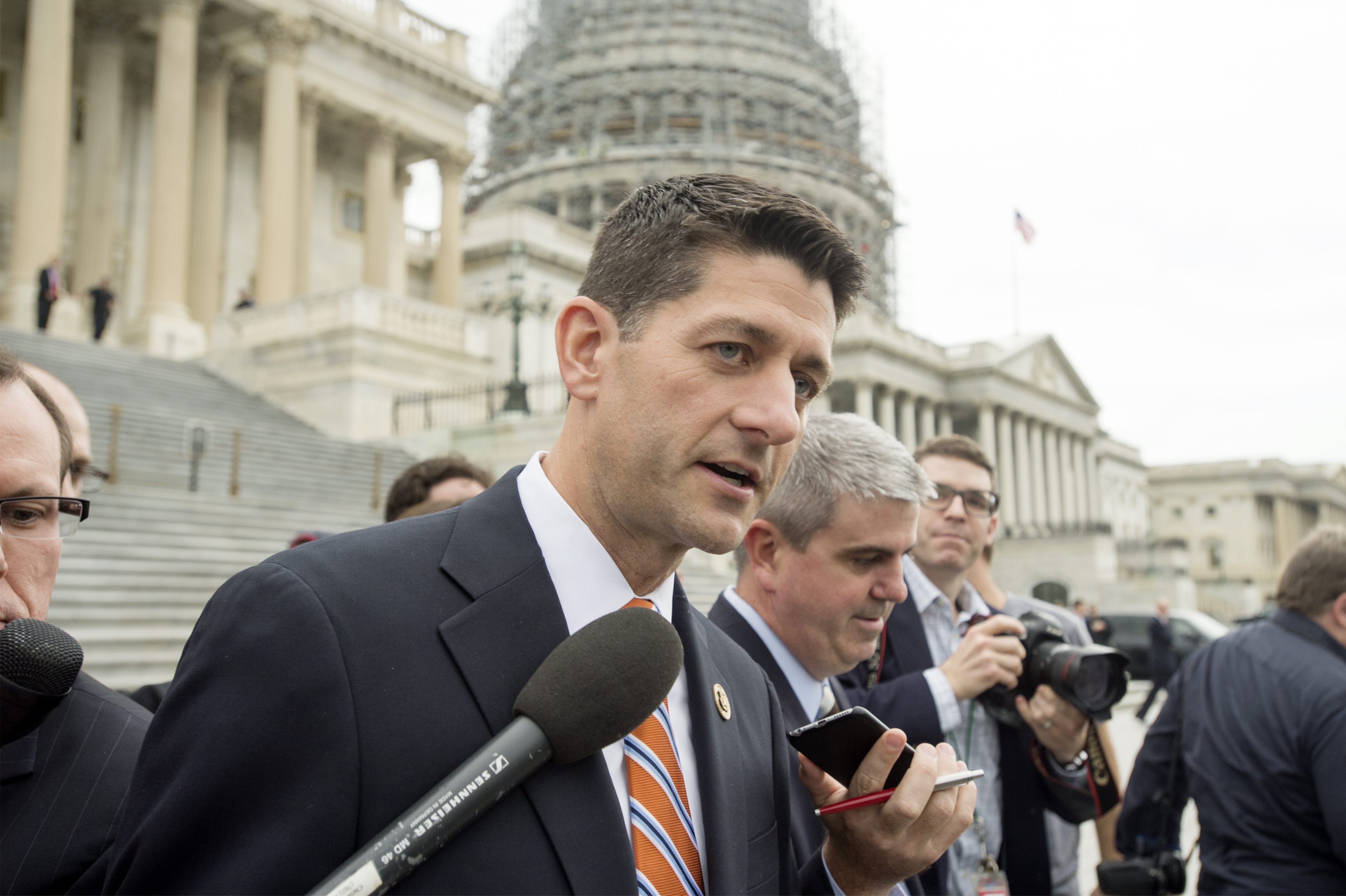 epaselect epa04970845 Representative from Wisconsin Paul Ryan leaves the Capitol Building following a vote, in Washington, DC, USA, 09 October 2015. Ryan has been asked by colleagues to consider running to become the next US Speaker of the House. EPA/MICHAEL REYNOLDS