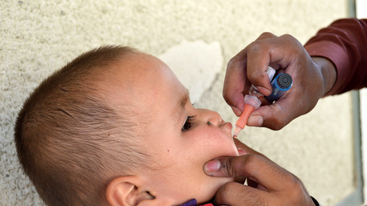 Pakistani health worker administers a polio vaccine to a child during a vaccination campaign in southwest Pakistan’s Quetta. Photo: Xinhua