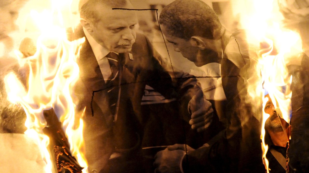 Protesters, angry over the Ankara bombings, set fire to a picture of Turkish President Tayyip Erdogan and US President Barack Obama in the northern city of Thessaloniki, Greece. Photo: Reuters