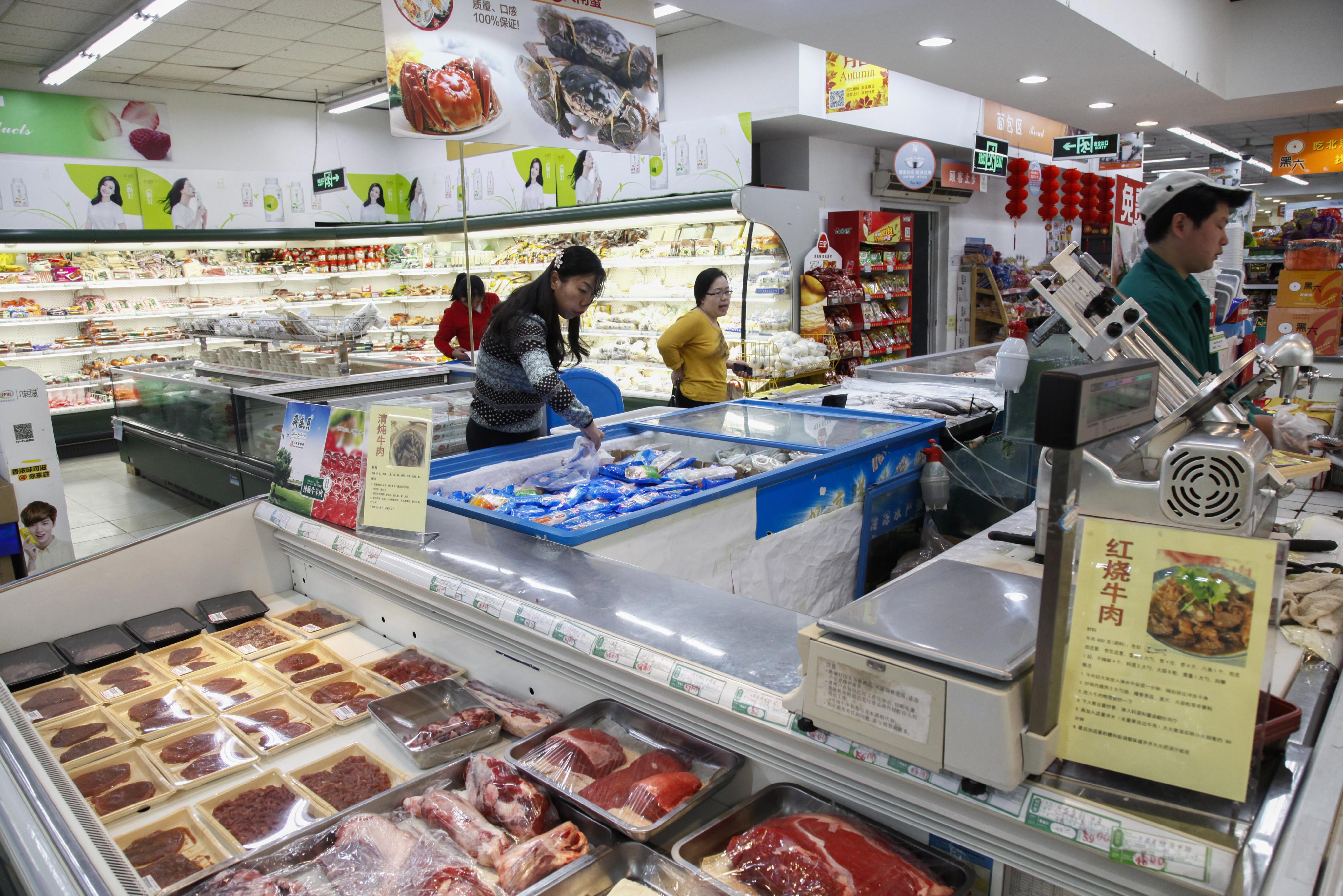 epa04976987 Customers look at meat products at a supermarket in Beijing, China, 14 October 2015. China's consumer price index was up 1.6 percent from a year ago in September, according to government statistics released on 14 October. China has set an annual inflation target at about 3 percent. EPA/ROLEX DELA PENA