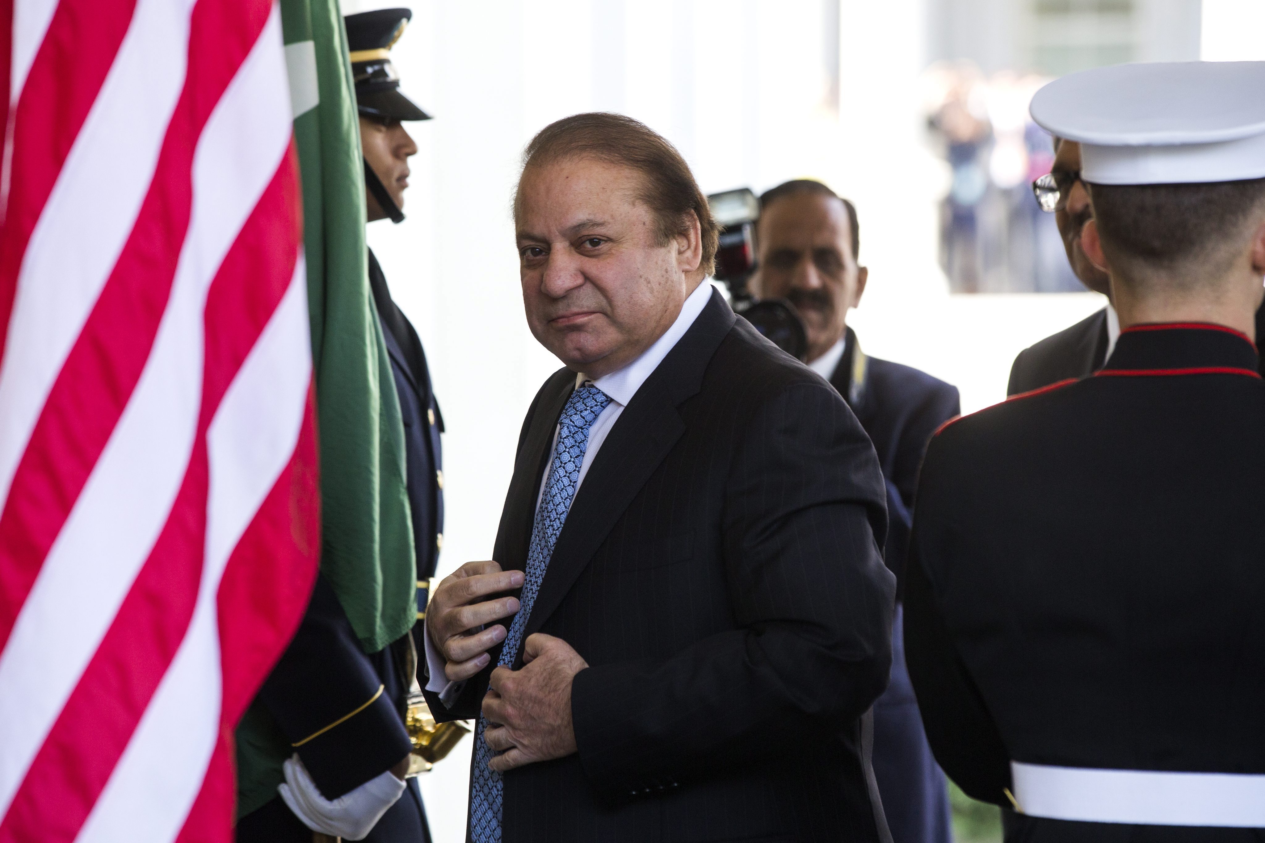 epa04989261 Prime Minister Nawaz Sharif of Pakistan (C) arrives for a bilateral meeting with US President Barack Obama at the West Wing of the White House in Washington, DC, USA, 22 October 2015. The two plan to discuss the Obama administration's decision to keep American troops in Afghanistan through much of 2016. EPA/JIM LO SCALZO
