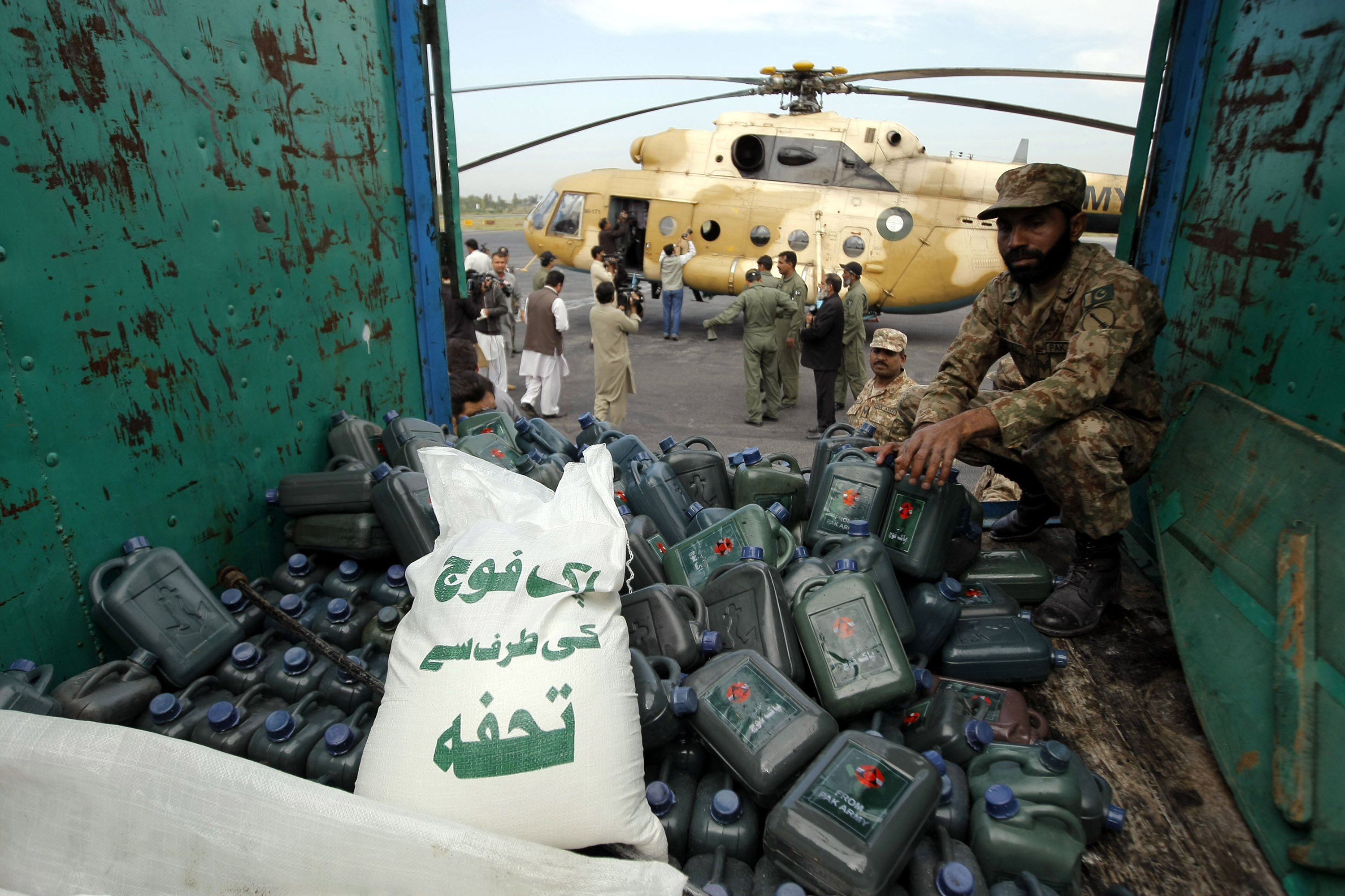 (151028) -- PESHAWAR, Oct. 28, 2015 (Xinhua) -- Pakistani soldiers load goods for earthquake survivors into an army helicopter in northwest Pakistan's Peshawar, Oct. 27, 2015. The Pakistani government, army and charity organizations continued rescue efforts on Tuesday after a powerful 7.5-magnitude earthquake killed 350 people in the country and neighboring Afghanistan on Monday. (Xinhua/Umar Qayyum)