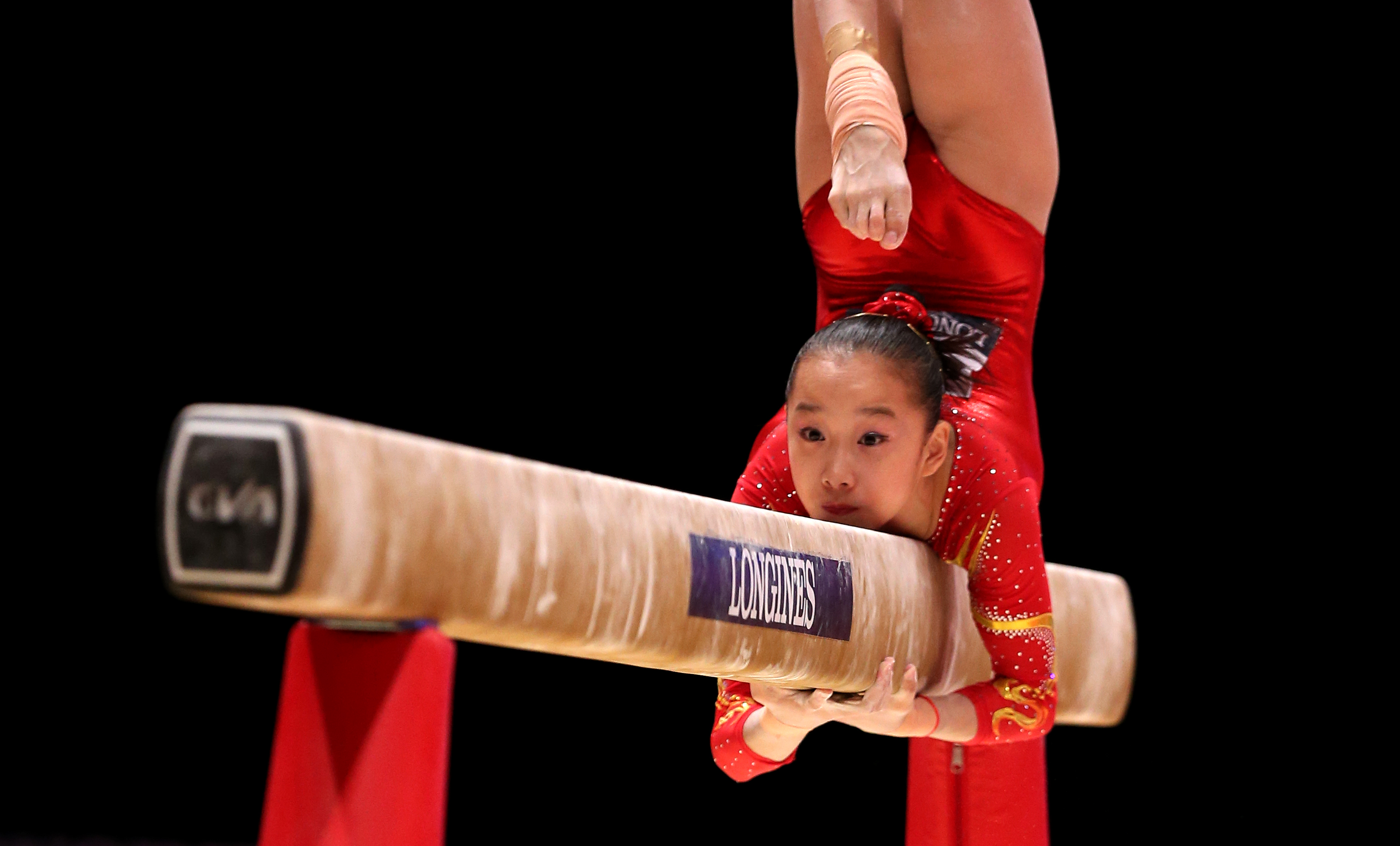 (151028) -- GLASGOW, Oct. 28, 2015 (Xinhua) -- Chinese gymnast Fan Yilin competes during the Balance Beam competition of the women's team final at the 46th World Artistic Gymnastics Championships at the SSE Hydro Arena in Glasgow, Scotland, Great Britain on Oct. 27, 2015. China won the silver medal. (Xinhua/Han Yan)