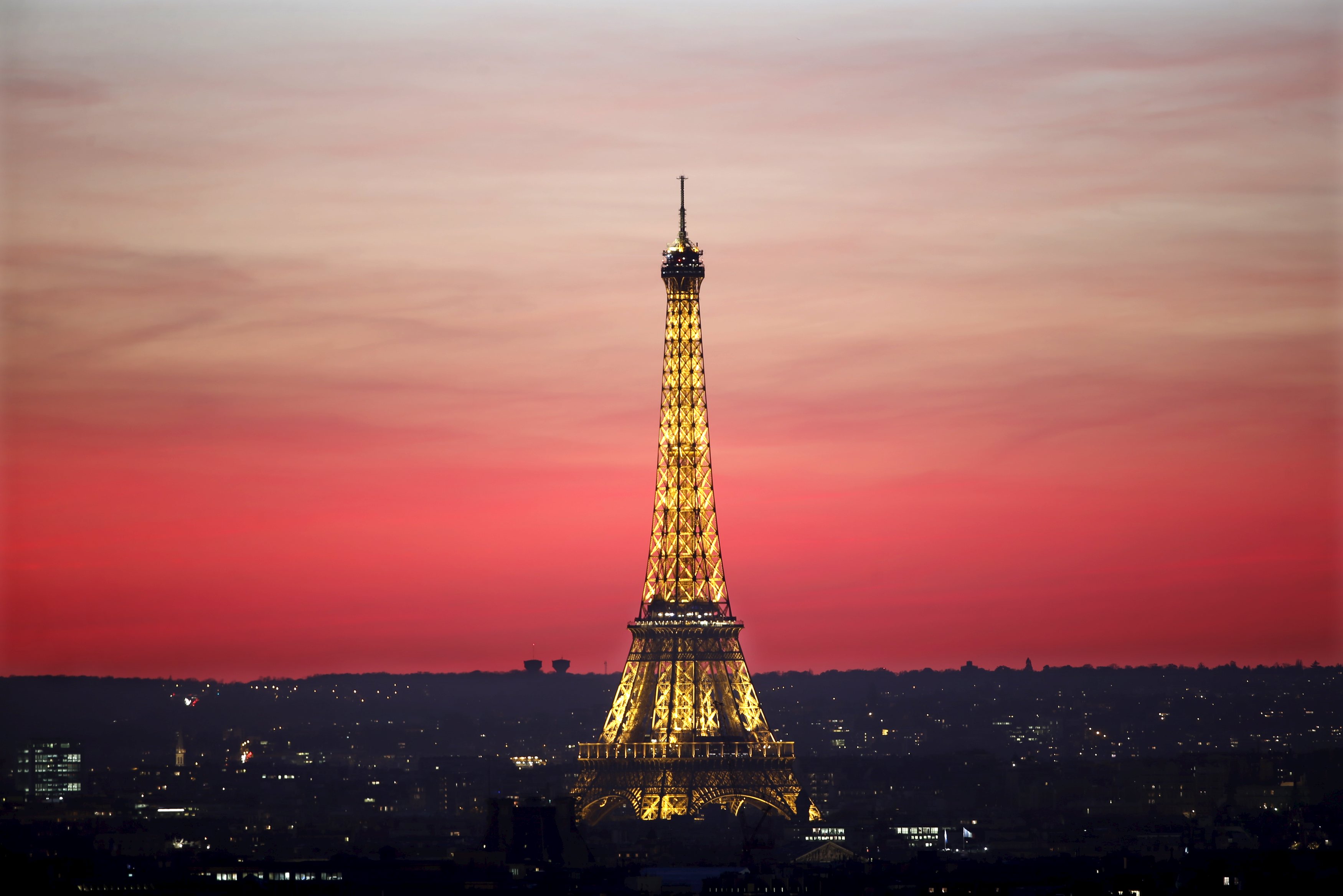 The Eiffel Tower is seen at sunset in Paris, France, November 9, 2015. The capital will host the World Climate Change Conference 2015 (COP21) from November 30 to December 11. REUTERS/Charles Platiau