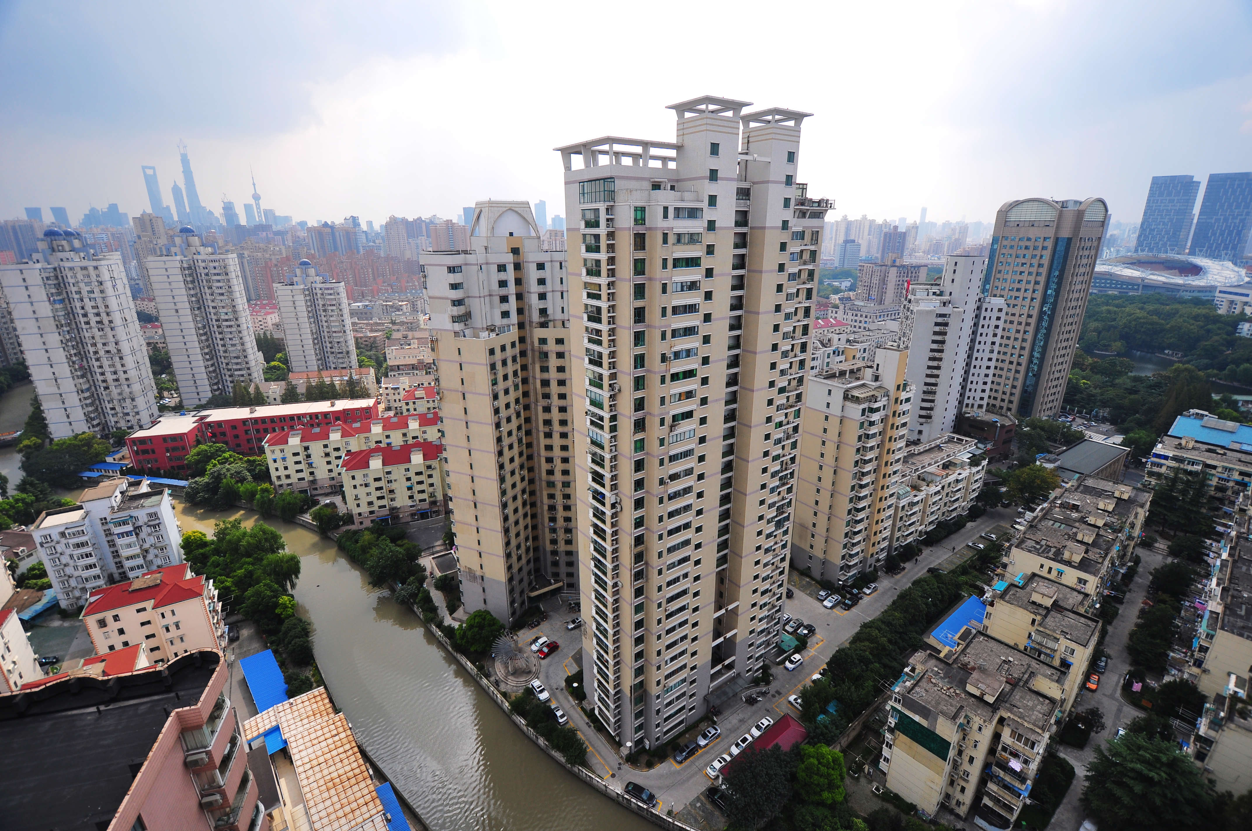 (131022) -- SHANGHAI, Oct. 22, 2013 (Xinhua) -- Residential buildings are seen in Hongkou District, east China's Shanghai, Oct. 22, 2013. Prices of both new and existing homes continued to rise in most Chinese cities in September, according to official data released on Tuesday. (Xinhua/Shen Chunchen) (cjq)