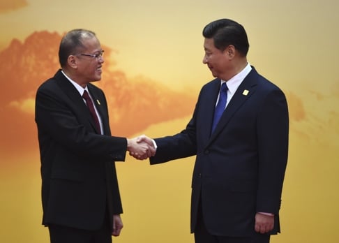 Philippine President Benigno Aquino (L) shakes hands with China's President Xi Jinping as he arrives for the Asia-Pacific Economic Cooperation (APEC) leaders meeting at Yanqi Lake, north of Beijing on November 11, 2014. Top leaders and ministers of the 21-member APEC grouping are meeting in Beijing from November 7 to 11. AFP PHOTO / Greg BAKER