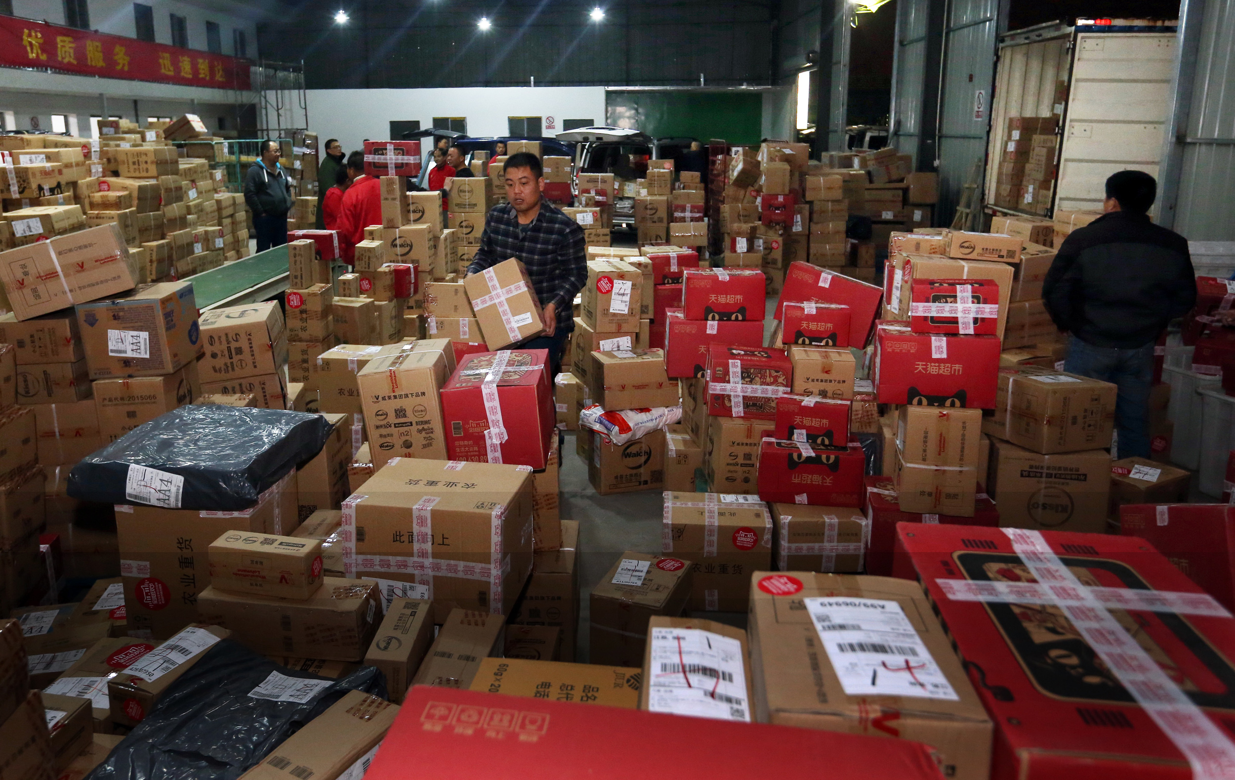 (151113) -- CHANGZHOU, Nov. 13, 2015 (Xinhua) -- Staff members of an express company sort out packages in Changzhou, east China's Jiangsu Province, Nov. 13, 2015.  It is anticipated that China's express industry would deliver 780 million mails and packages during Nov. 11-16 period, an increas of 45 percent year on year, according to monitoring data released by China's State Post Bureau. Alibaba's Singles Day online shopping spree on Nov. 11 has triggered an upsurge of internet transaction. (Xinhua/Chen Wei) (lfj)