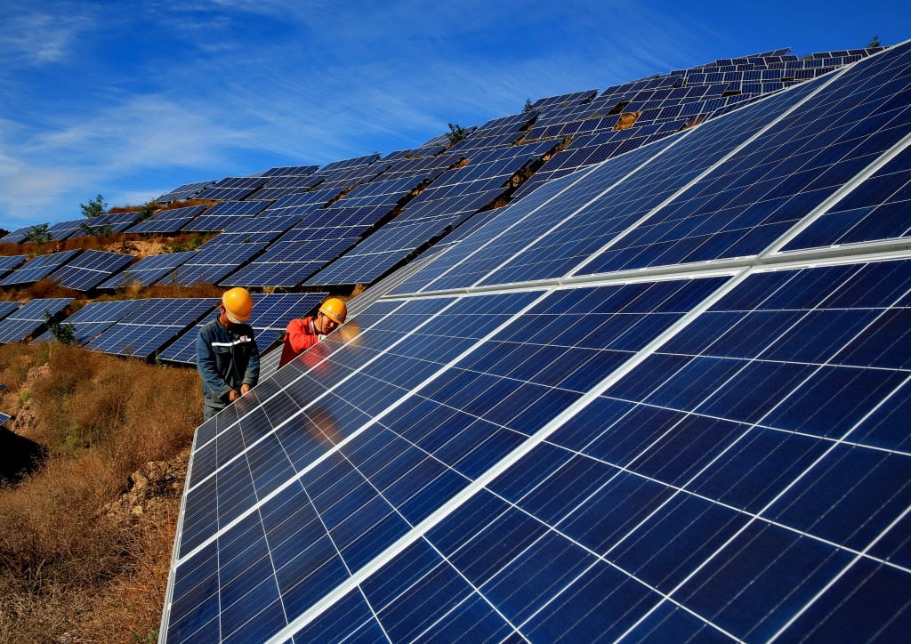 (151029)-- QINHUANGDAO, Oct 29, 2015 (Xinhua) -- Workers construct a solar power field in Qinhuangdao, north China's Hebei Province, Oct. 28, 2015. A 20MW solar power field, established on a mountain in Hebei with an investment of 359 million Yuan (about 56.4 million U.S. Dollars), is expected to be finished and put into operation by the end of November this year. (Xinhua/Yang Shiyao)