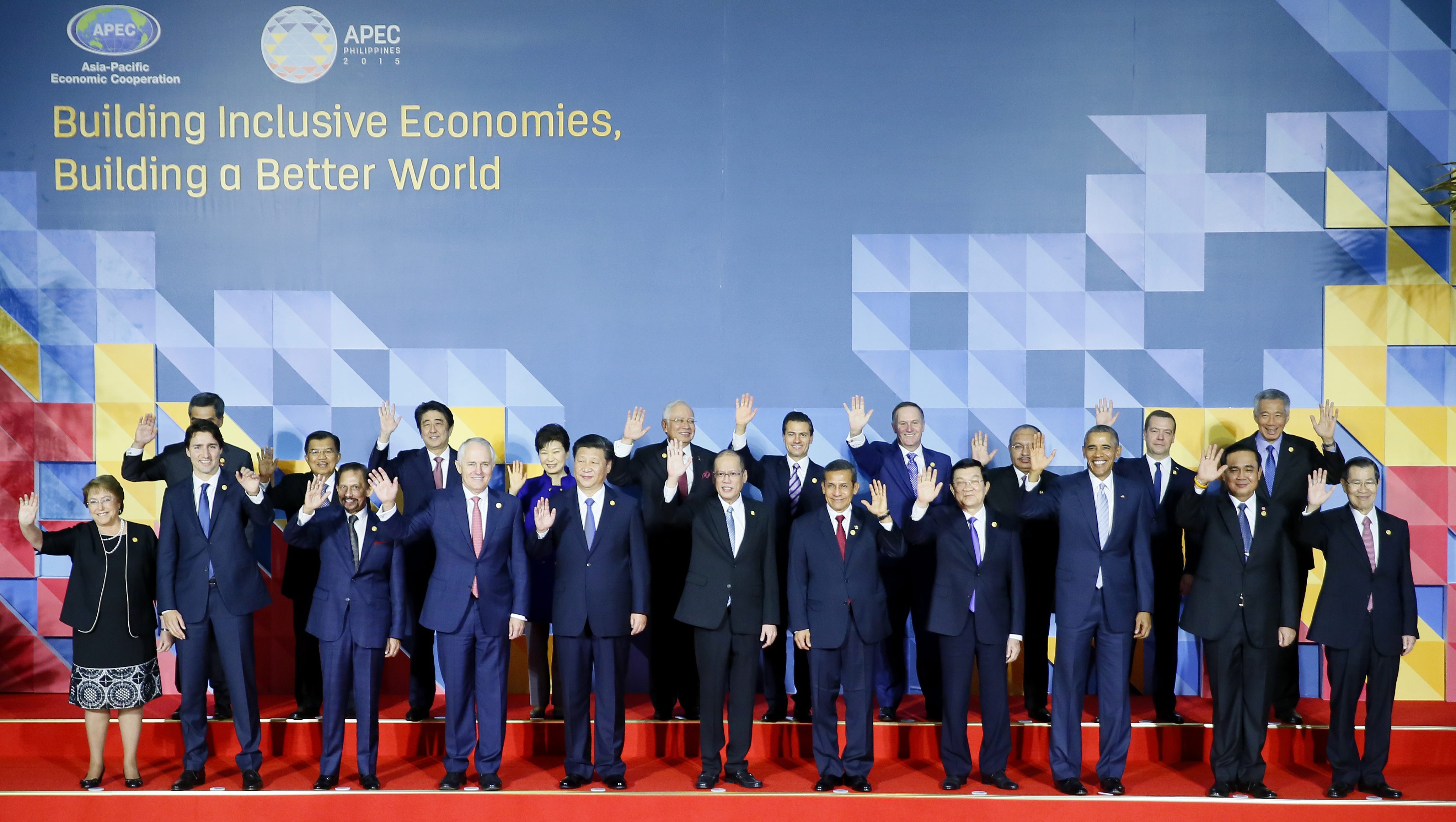 epa05032042 Leaders pose for a group family photo at the Asia-Pacific Economic Cooperation (APEC) summit in Manila, Philippines, 19 November 2015. In picture from top left, Hong Kong's Chief Executive is Leung Chun-ying, Indonesian Vice President Jusuf Kalla, Japanese Prime Minister Shinzo Abe, South Korea President Park Geun-hye, Malaysian Prime Minister Najib Razak, Mexican President Enrique Pena Nieto, New Zealand Prime Minister John Key, Papua New Guinea Prime Minister Peter O'Neill, Prime Minister Dmitry Medvedev, Singapore Prime Minister Lee Hsien Loong. front row from left, Chile's President Michelle Bachelet, Canadian Prime Minister Justin Trudeau, Sultan of Brunei Sultan Hassanal Bolkiah, Australian Prime Minister Malcolm Turnbull, Chinese President Xi Jinping, Philippines President Benigno Aquino III, Peru's President Ollanta Humala, Vietnam's President Truong Tan Sang, US President Barack Obama, Thailand's Prime Minister Prayut Chan-o-cha and Taiwan envoy Vincent Siew. EPA/B