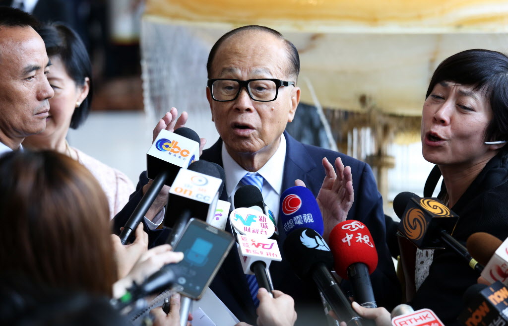 Cheung Kong Hutchison Whampoa Chairman Li Ka-shing speaks to medias at the Harbour Grand Kowloon at Whampoa Garden in Hung Hom. 23JUN15