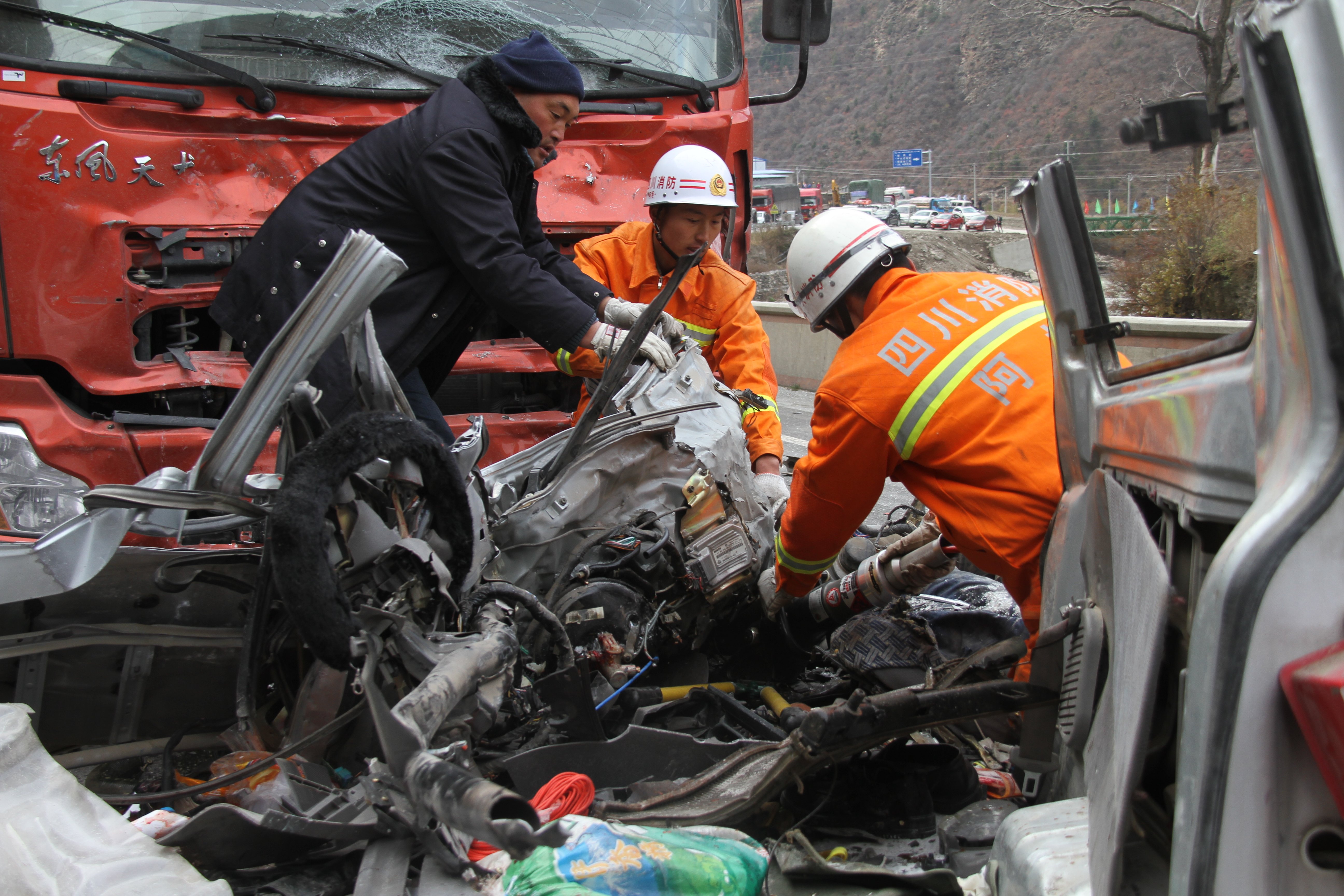 (141115) -- SONGPAN, Nov. 15, 2014 (Xinhua) -- Rescuers work at the site of a road accident on State Highway 213 in Anhong Township of Songpan County, southwest China's Sichuan Province, Nov. 15, 2014. A minibus collided with a truck in Songpan Saturday morning, causing three people dead on the spot and five others dead after treatment. (Xinhua) (lfj)