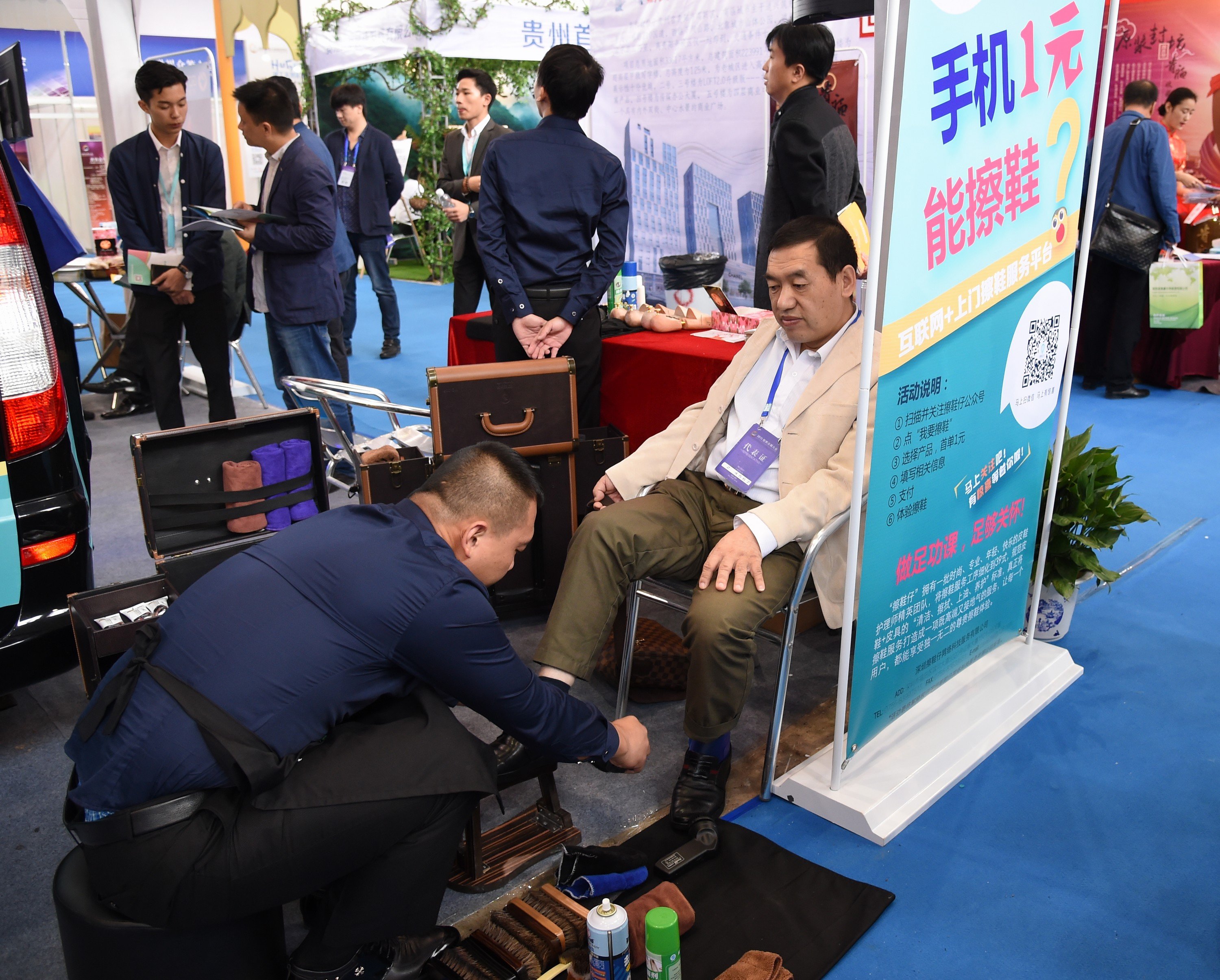 (151024) -- GUIYANG, Oct. 24, 2015 (Xinhua) -- A startup project is illustrated during the 2015 World Crowdfunding Conference which kicked off on Saturday in Guiyang, capital of southwest China's Guizhou Province, Oct. 24, 2015. The conference is held under the theme of "Promoting Entrepreneurship Innovation and Creatives" and aimed at providing a communication platform for the startup entrepreneurs and investors. (Xinhua/Liu Xu) (wsw)
