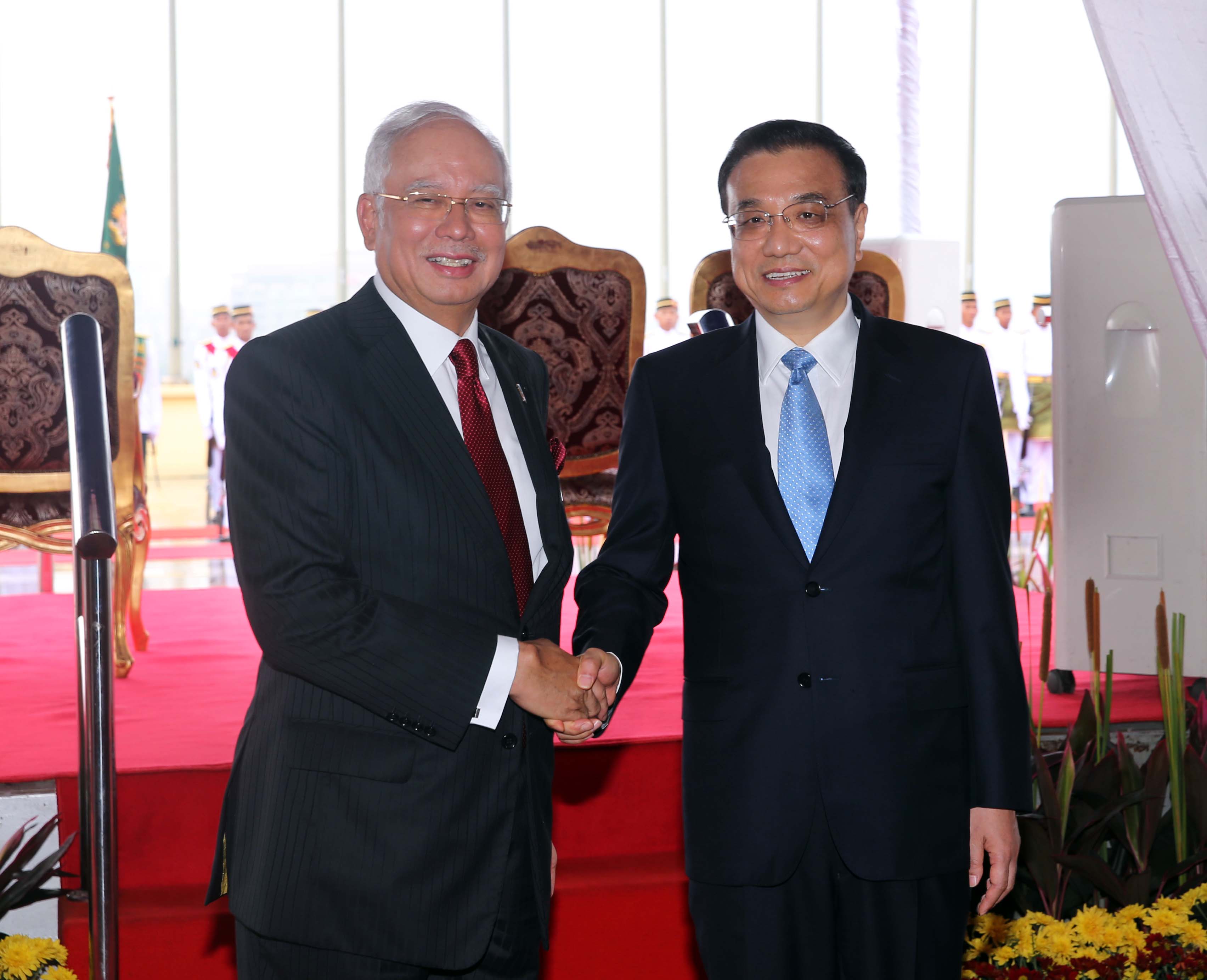 (151123) -- KUALA LUMPUR, Nov. 23, 2015 (Xinhua) -- Chinese Premier Li Keqiang (R) shakes hands with Malaysian Prime Minister Najib Razak during their talks in Kuala Lumpur, Malaysia, Nov. 23, 2015. (Xinhua/Liu Weibing) (dhf)