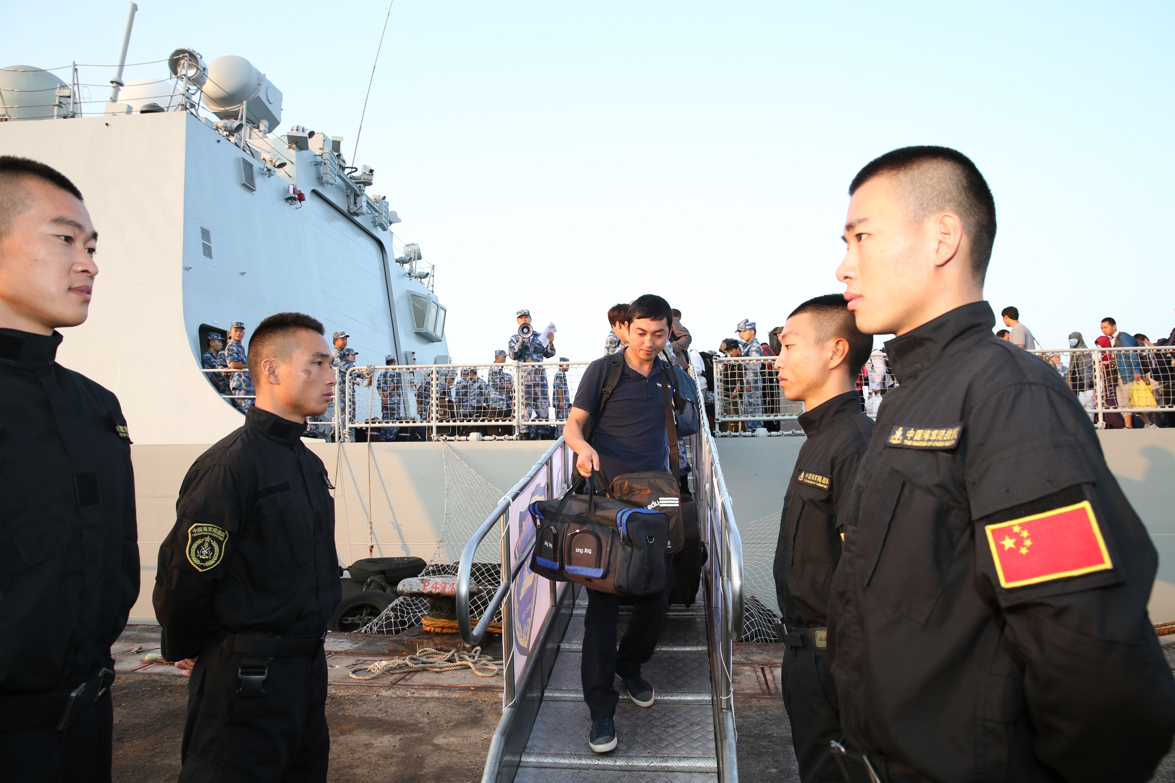 (150331) -- DJIBOUTI, March 31, 2015 (Xinhua) -- Chinese evacuees arrive in Djibouti, March 31, 2015. More than 500 Chinese evacuees from conflict-ridden Yemen have arrived at the Djibouti port as the situation continues to deteriorate in Yemen. (Xinhua/Pan Siwei) (lyi)