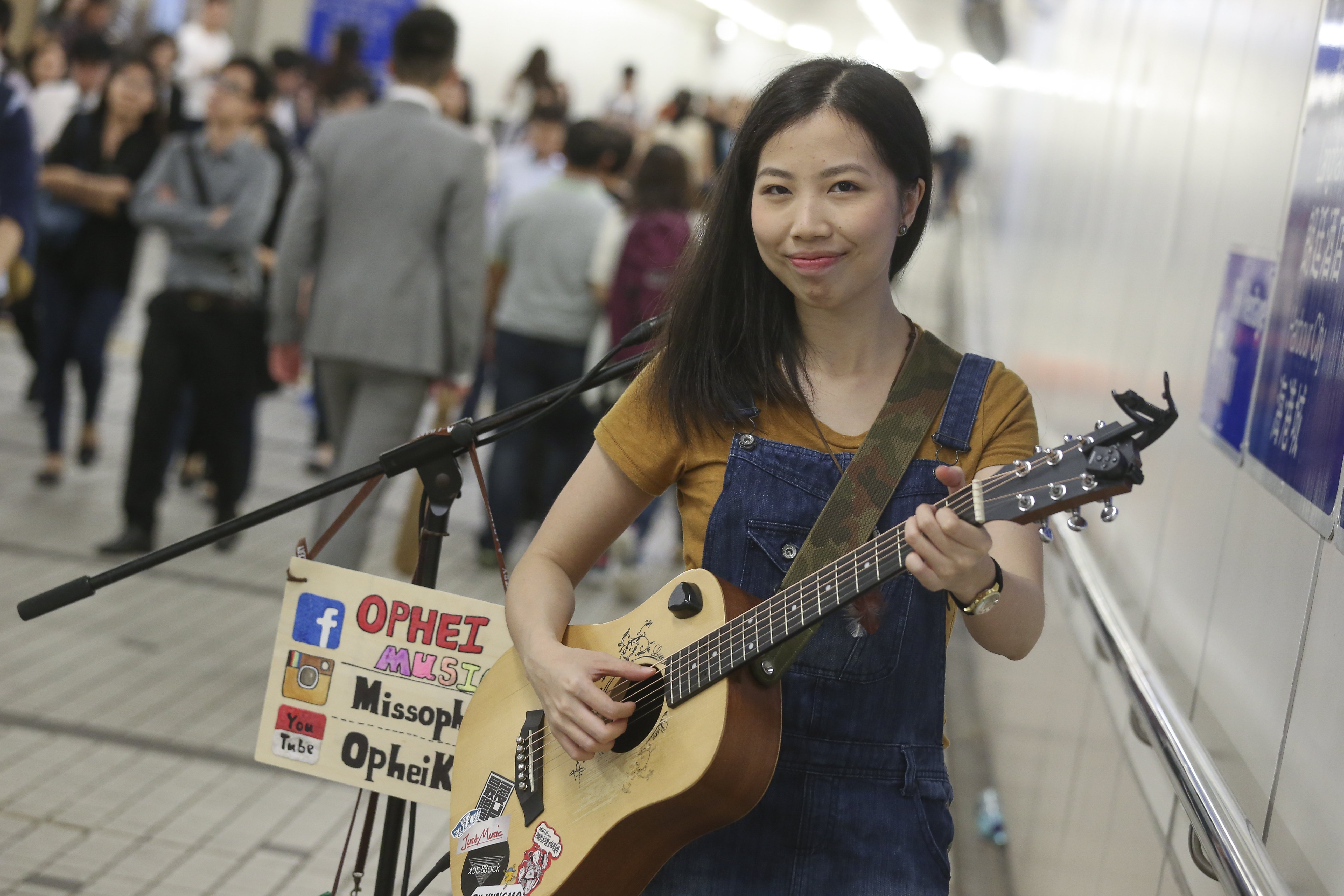 This image shows busker Ophei Kwok Fung-wa, performing in an underpass in Tsim Sha Tsui, in Hong Kong. 09NOV15 Photo by K.Y. CHENG [30NOVEMBER2015 LIFE FEATURES]