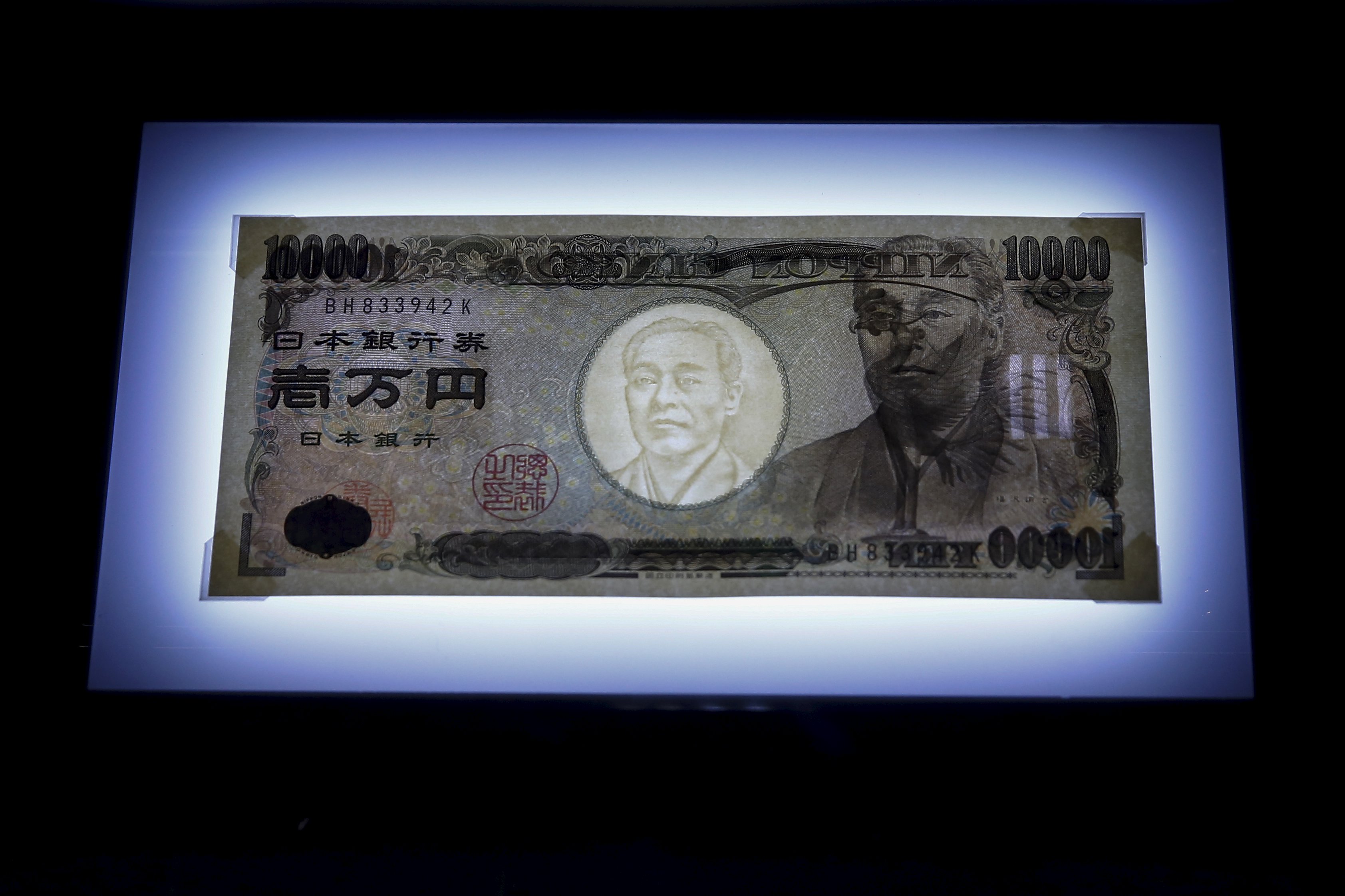 REFILE - CORRECTING DENOMINATION OF YEN BILLA 10,000 yen bill is seen on display on top of a light panel to make its security features visible at the Currency Museum of the Bank of Japan in Tokyo, November 18, 2015. Picture taken November 18, 2015. REUTERS/Thomas Peter