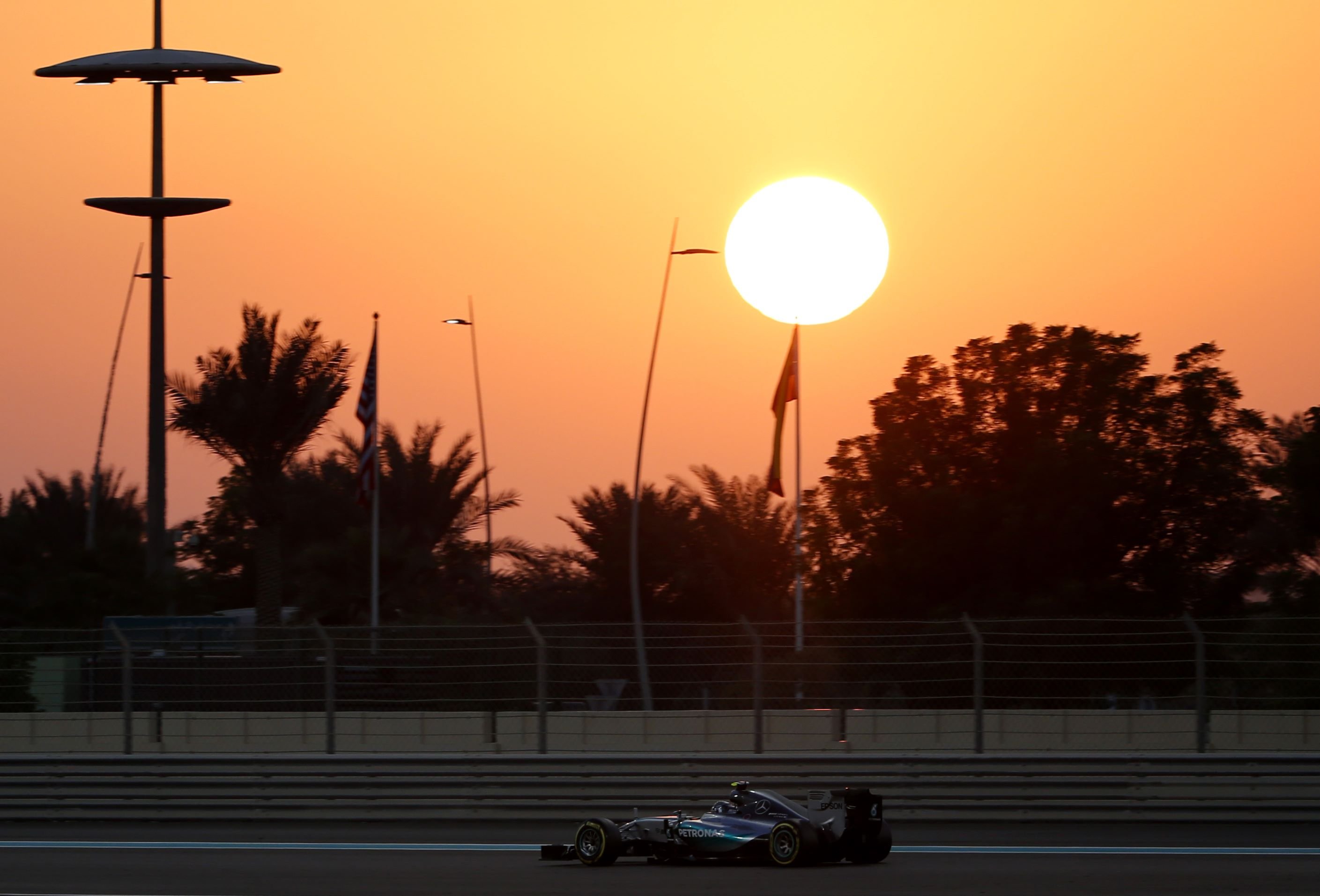 Mercedes AMG Petronas F1 Team's German driver Nico Rosberg races during the of the Abu Dhabi Formula One Grand Prix at the Yas Marina circuit on November 29, 2015. AFP PHOTO / KARIM SAHIB