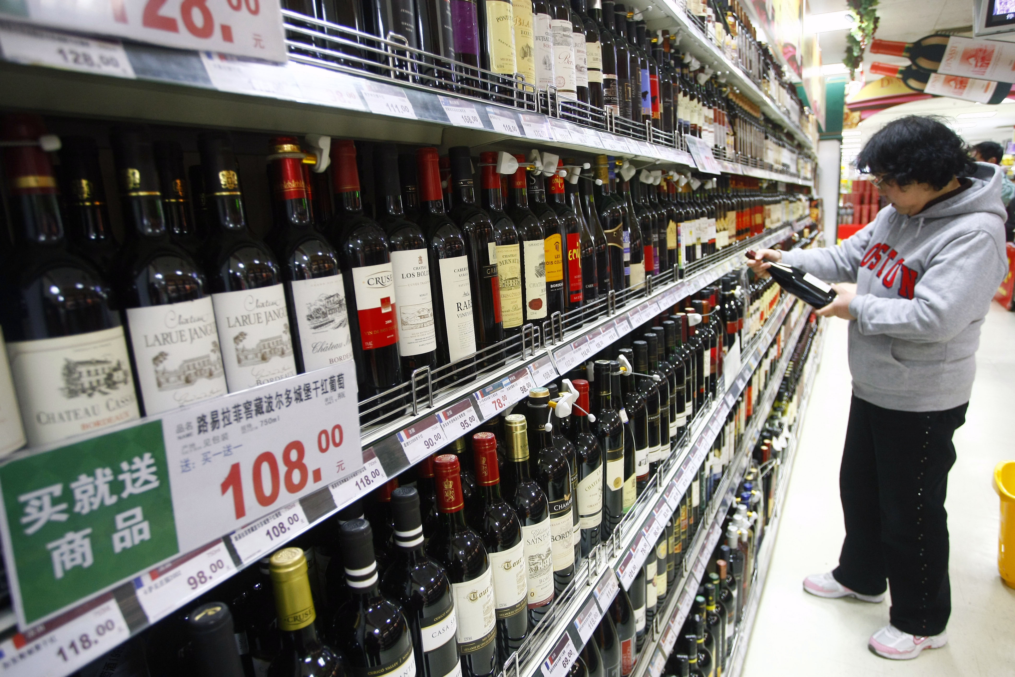 96% of Chateau Lafite sold in China is counterfeit --File--A customer shops for red wine imported from France at a supermarket in Shanghai, China, 15 December 2010. Chinas Ministry of Commerce is cracking down on the counterfeit wine industry in the country, reports Guangxi News Net. In a small workshop in the eastern province of Zhejiang, authorities uncovered 420,000 homemade wine labels intended to be affixed to counterfeit bottles of French wine. A local commerce department has also found 5,397 bottles of counterfeit red wine on the shelves at Cheng Sheng supermarkets. The bottles were traced back to the city of Yantai in Shandong province. Locals told commerce officials that the wine only cost 7 yuan (US$1.10) a bottle to manufacture. The wine advertises itself as French winemaker Castels only official product in China and is sold for more than 1,000 yuan (US$158) per bottle. The color of the wine is the same as the real product but is made of chemical raw materials and contains n
