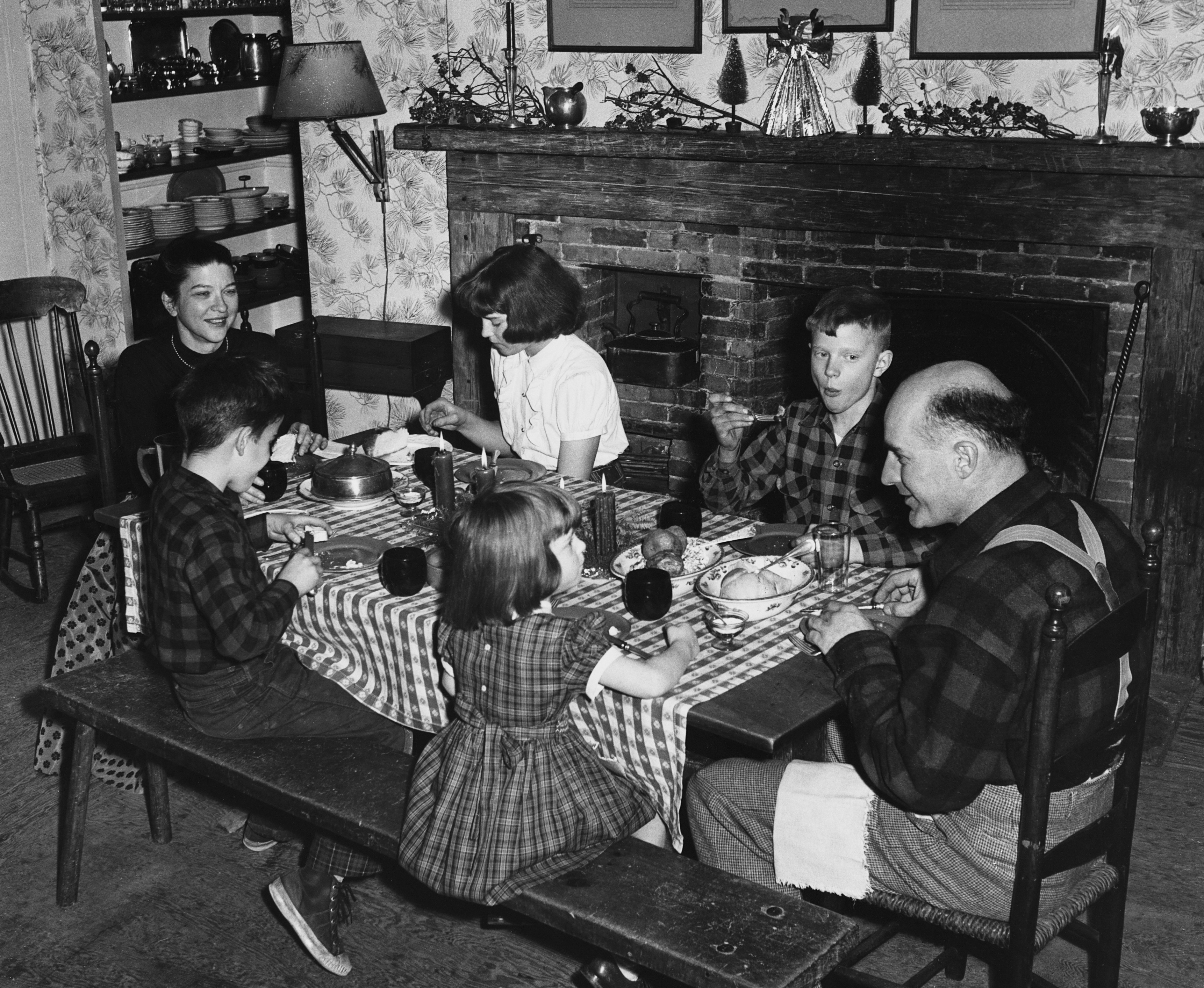 ca. 1950, USA --- Family Enjoy Festive Meal --- Image by © Hulton-Deutsch Collection/CORBIS [07DECEMBER2015 HEALTH BITES LIFE]