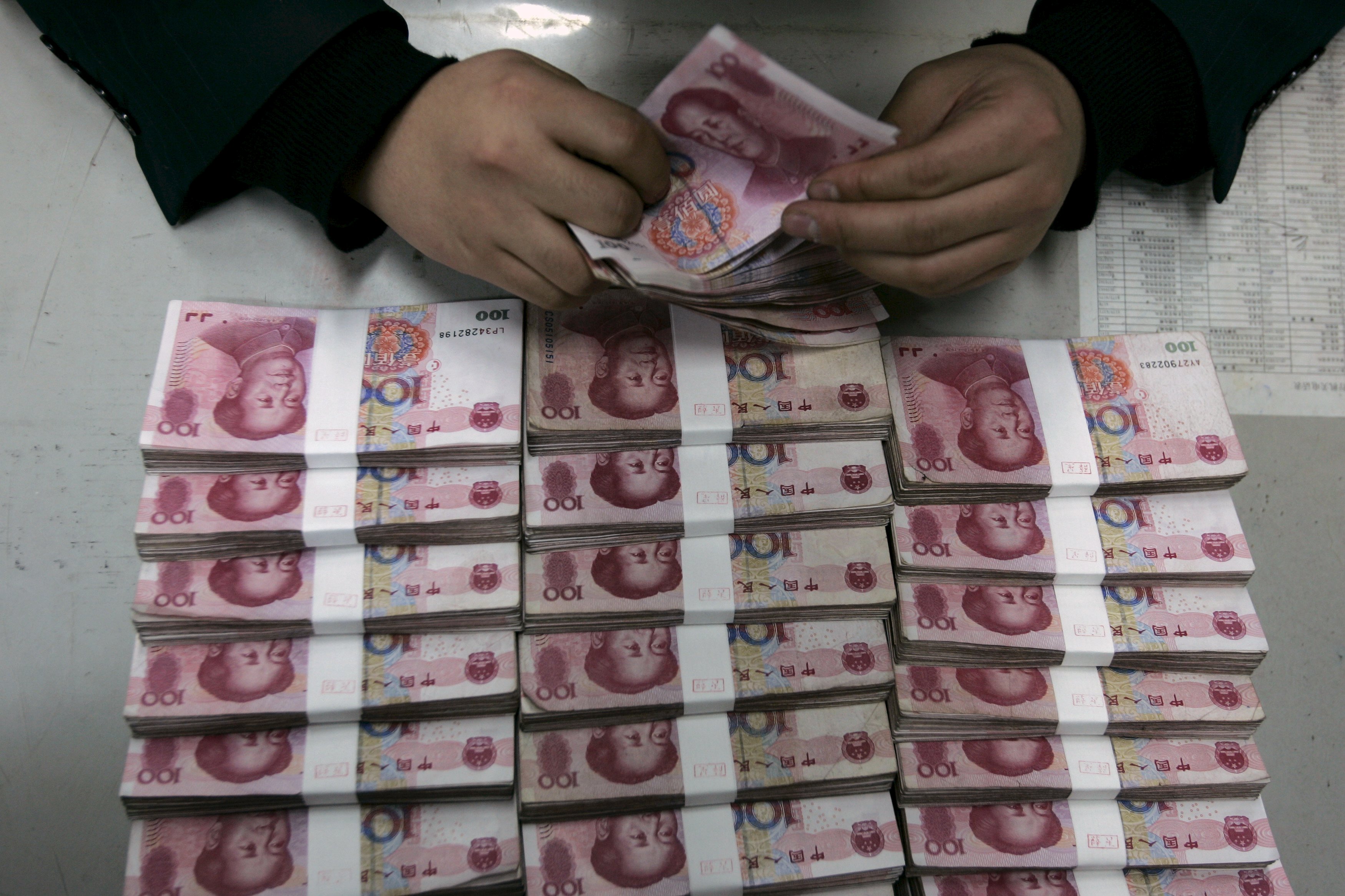 An employee counts yuan banknotes at a branch of Bank of China in Taiyuan, Shanxi province in this February 10, 2010 file photo. REUTERS/Stringer/Files CHINA OUT. NO COMMERCIAL OR EDITORIAL SALES IN CHINA