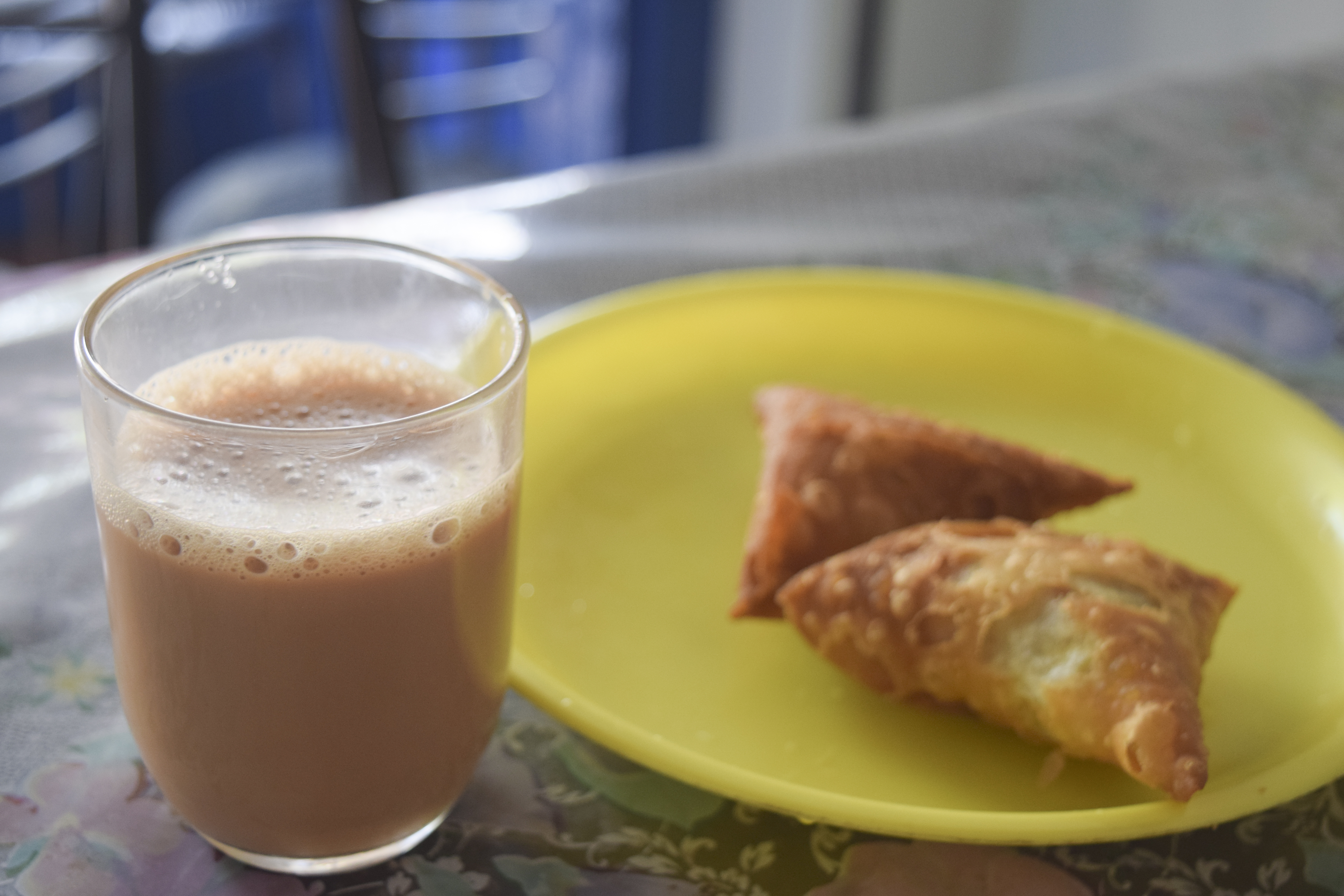 This image show Chai and vegetarian samosa, in India, a stable food for Mischa Moselle. [07DECEMBER2015 LIFE]