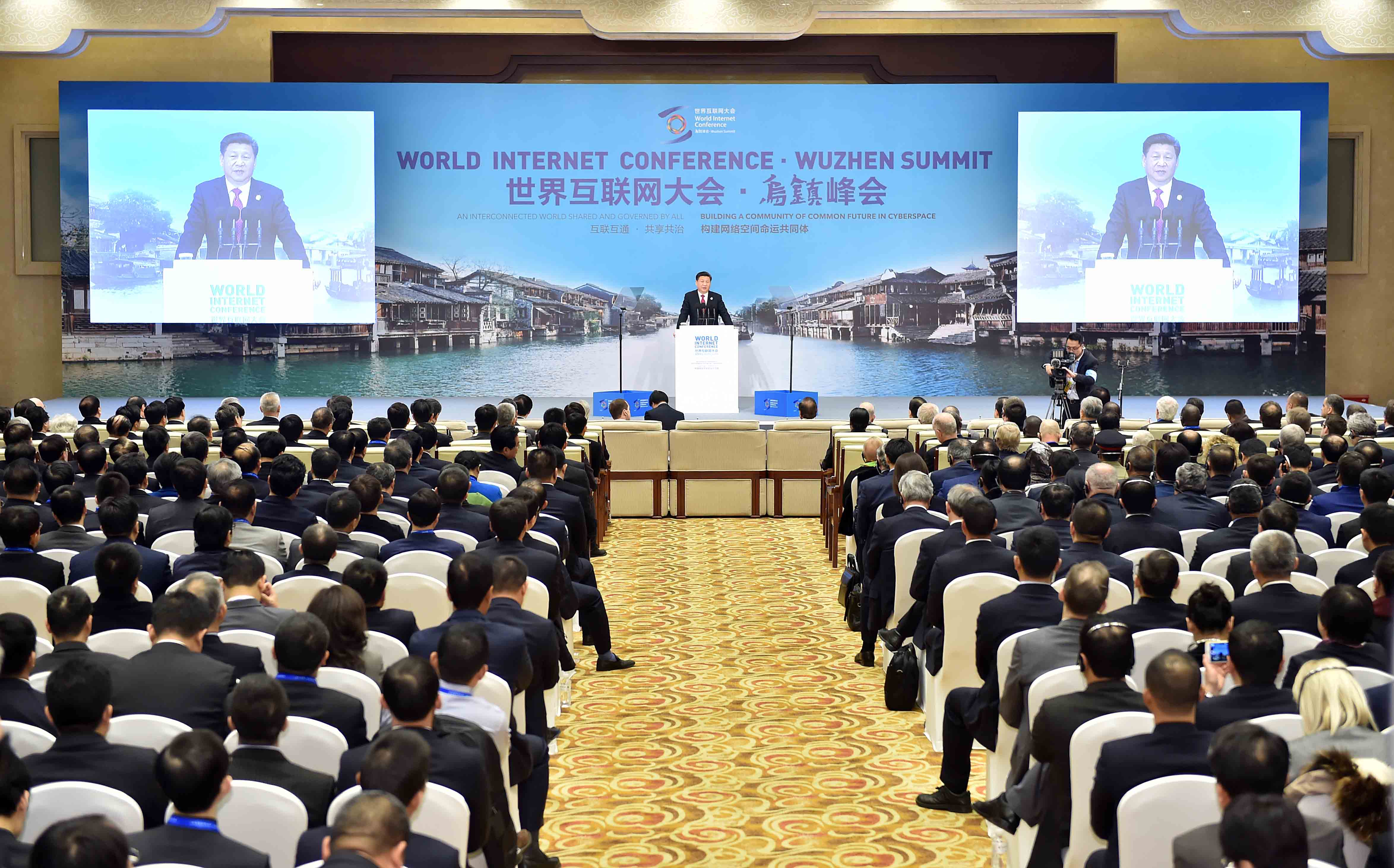 (151216) -- WUZHEN, Dec. 16, 2015 (Xinhua) -- Chinese President Xi Jinping (C) delivers a keynote speech during the opening ceremony of the Second World Internet Conference in Wuzhen Town, east China's Zhejiang Province, Dec. 16, 2015. The Second World Internet Conference opened here on Wednesday. (Xinhua/Li Tao) (zwx)