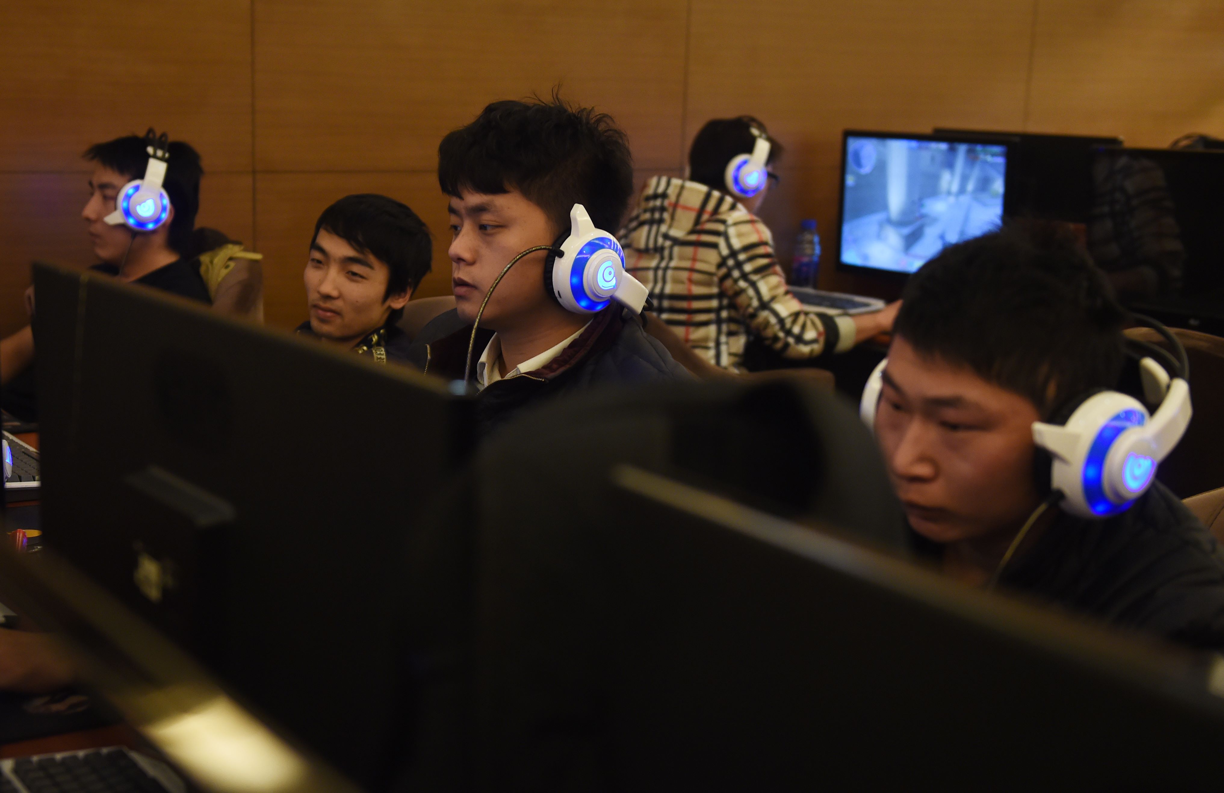 Men look at computers in an internet bar in Beijing on December 16, 2015. "Freedom and order" are both necessary in cyberspace, Chinese President Xi Jinping said on December 16, as he opened a government-organised internet conference condemned by campaigners as an attempt to promote China's online controls globally. AFP PHOTO / GREG BAKER