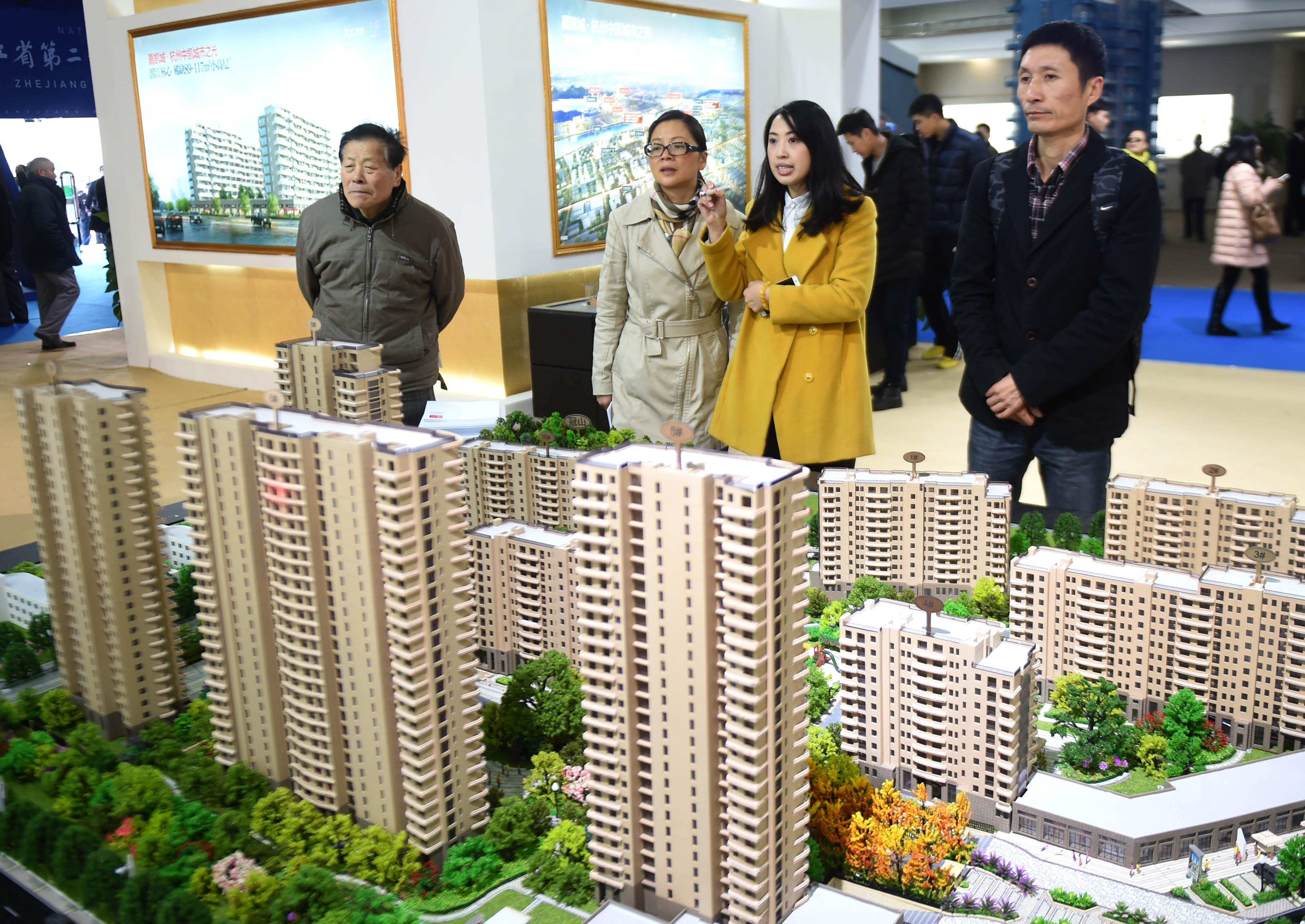 (151127) -- HANGZHOU, Nov. 27, 2015 (Xinhua) -- People visit a house and auto expo in Hangzhou, capital of east China's Zhejiang Province, Nov. 27, 2015. A total of 47 housing developers took part in the 4-day expo which kicked here on Friday. (Xinhua/Han Chuanhao) (wf)