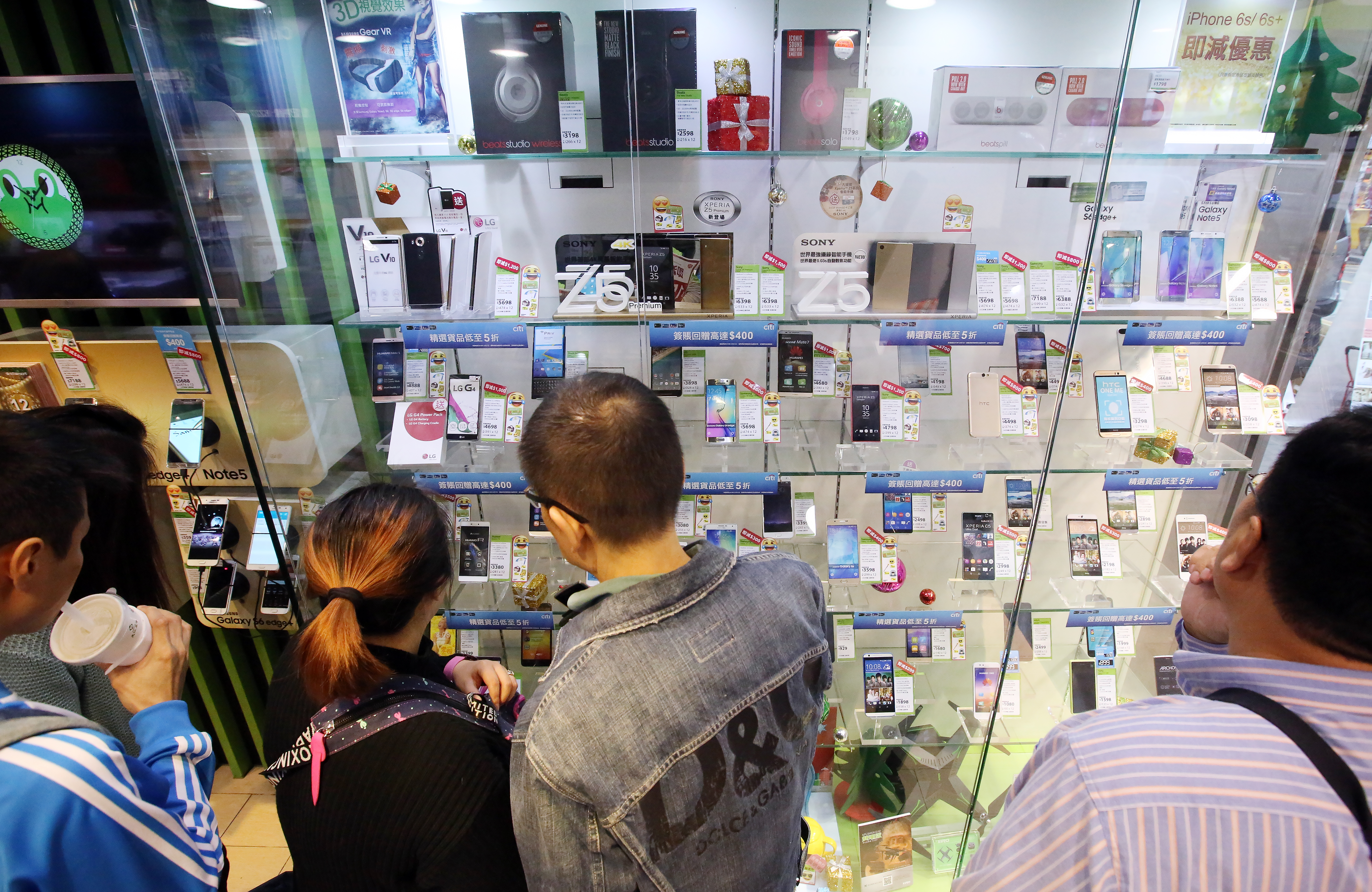 People shop for mobile phone at appliances store in Mong Kok. 14DEC15 SCMP/ Edward Wong