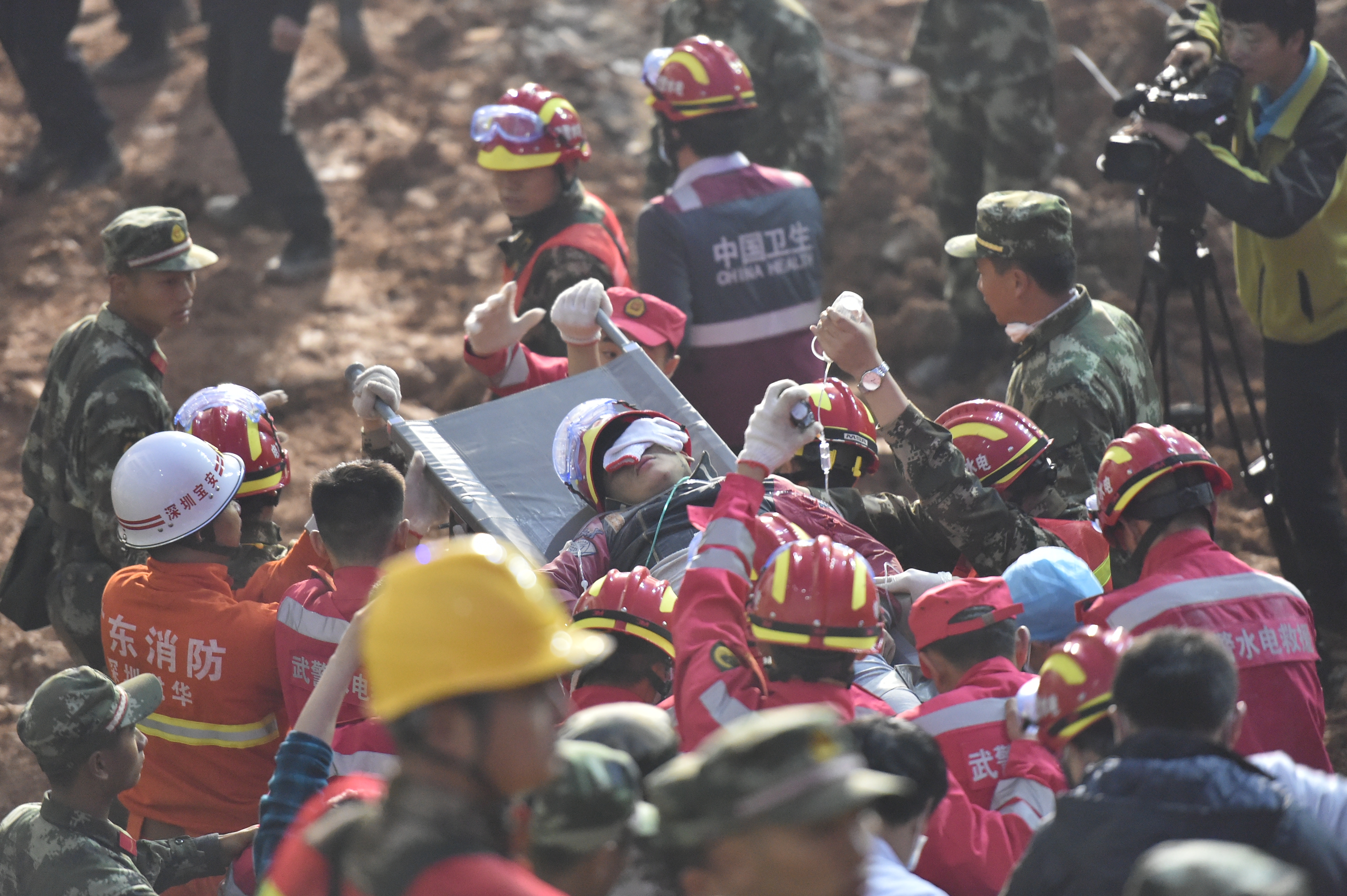(151223) -- SHENZHEN, Dec. 23, 2015 (Xinhua) -- A survivor is found at the site of landslide at an industrial park in Shenzhen, south China's Guangdong Province, Dec. 23, 2015. One man was pulled out alive early Wednesday morning more than 60 hours after a landslide in Shenzhen.  (Xinhua/Liang Xu) (lfj)