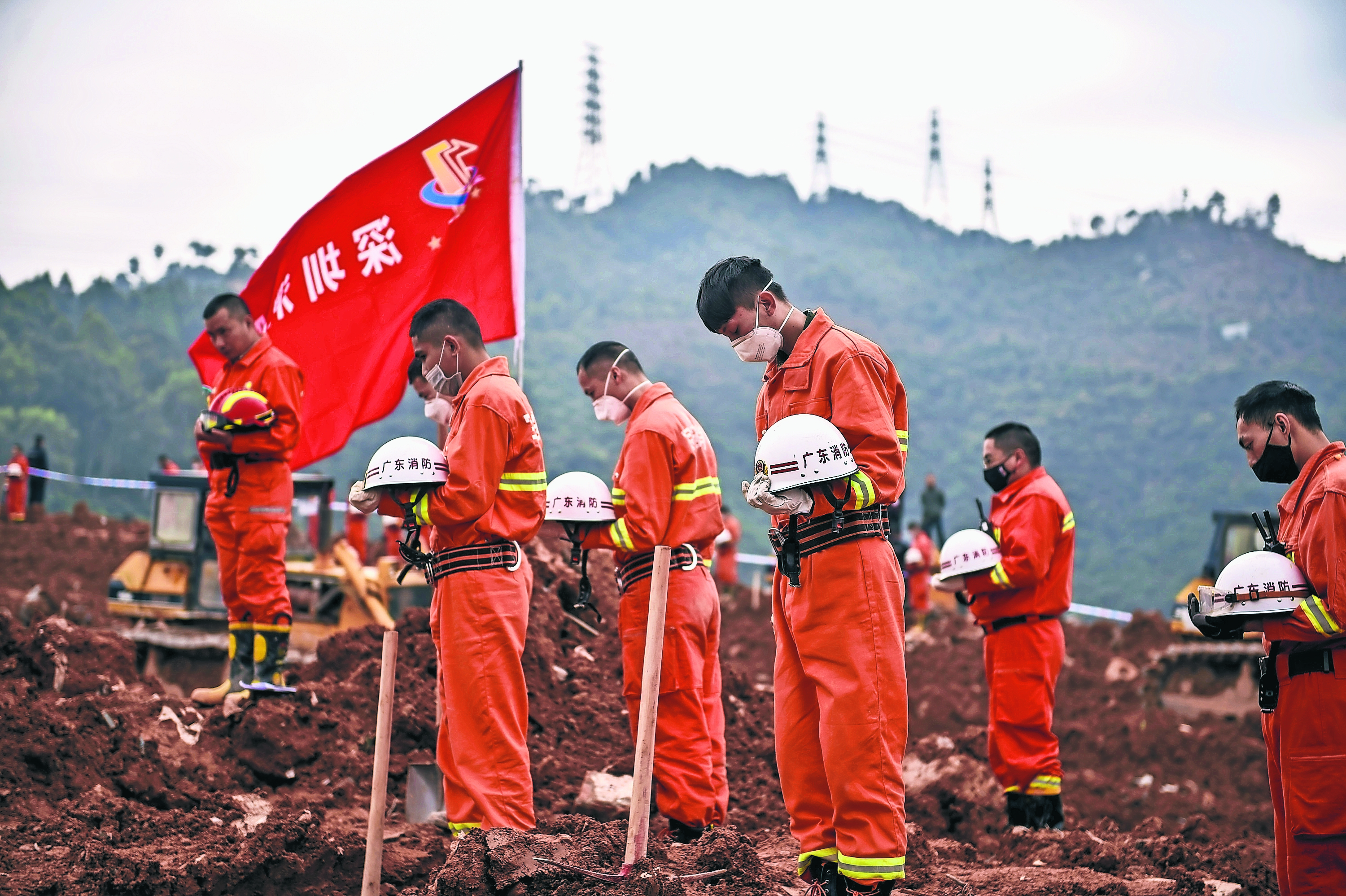 Rescuers pause to mourn the victims at the landslide disaster site in Shenzhen yesterday. Photo: Xinhua