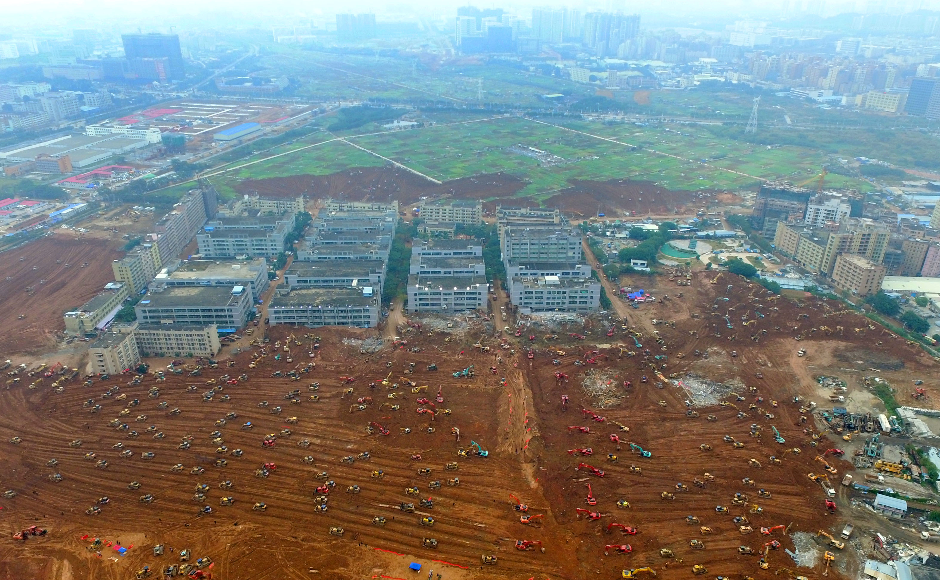 (151227) -- SHENZHEN, Dec. 27, 2015 (Xinhua) -- Photo taken on Dec. 27, 2015 shows the landslide site at an industrial park in Shenzhen, south China's Guangdong Province. The death toll is confirmed at seven, with 75 still unaccounted for. Rescue work continues although their chance of survival dims with time. (Xinhua/Lu Hanxin) (dhf)
