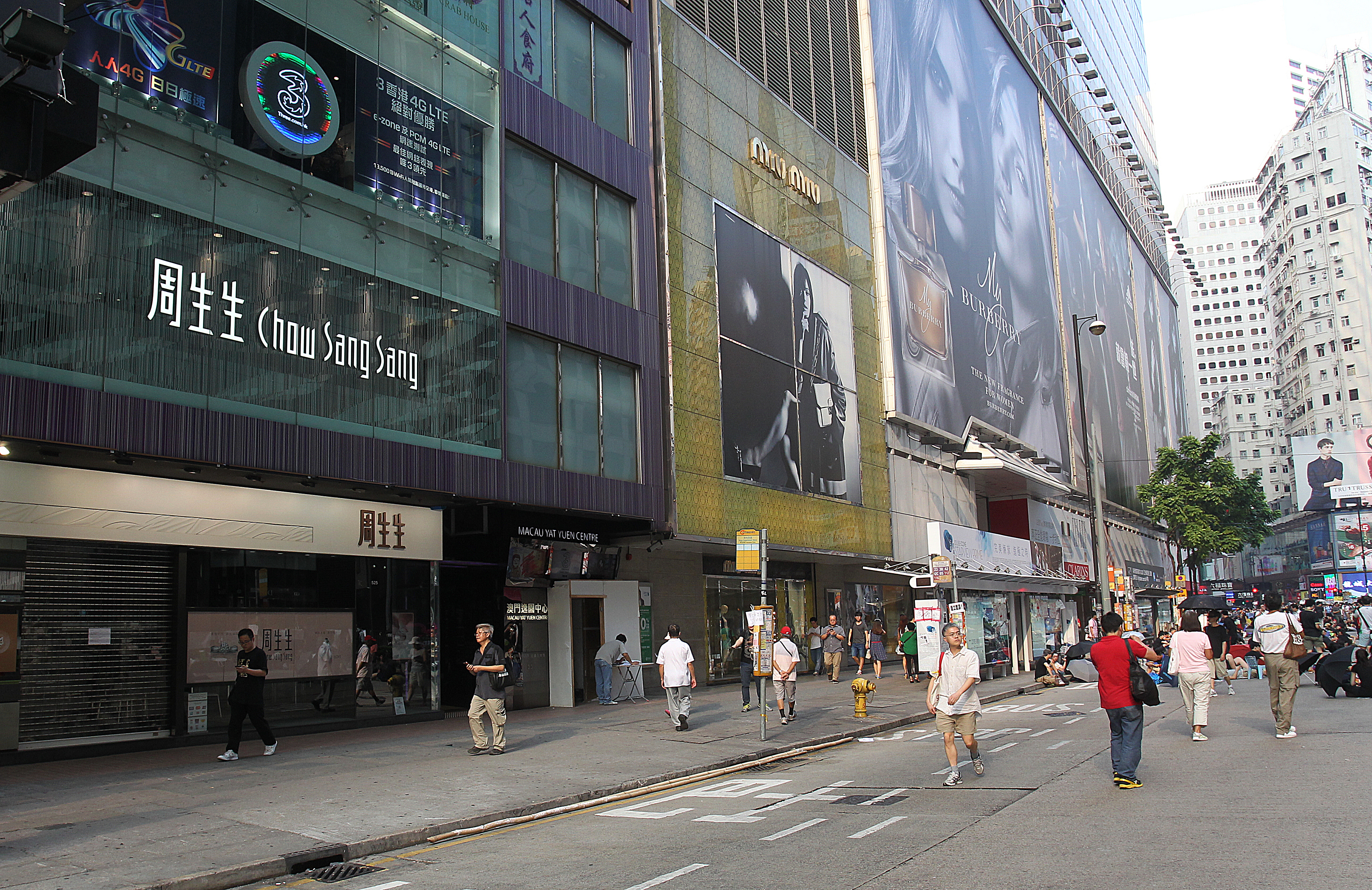Some shops are closed at Causeway Bay after "Occupy Central" was officially launched in the early morning on Sep28. 30SEP14