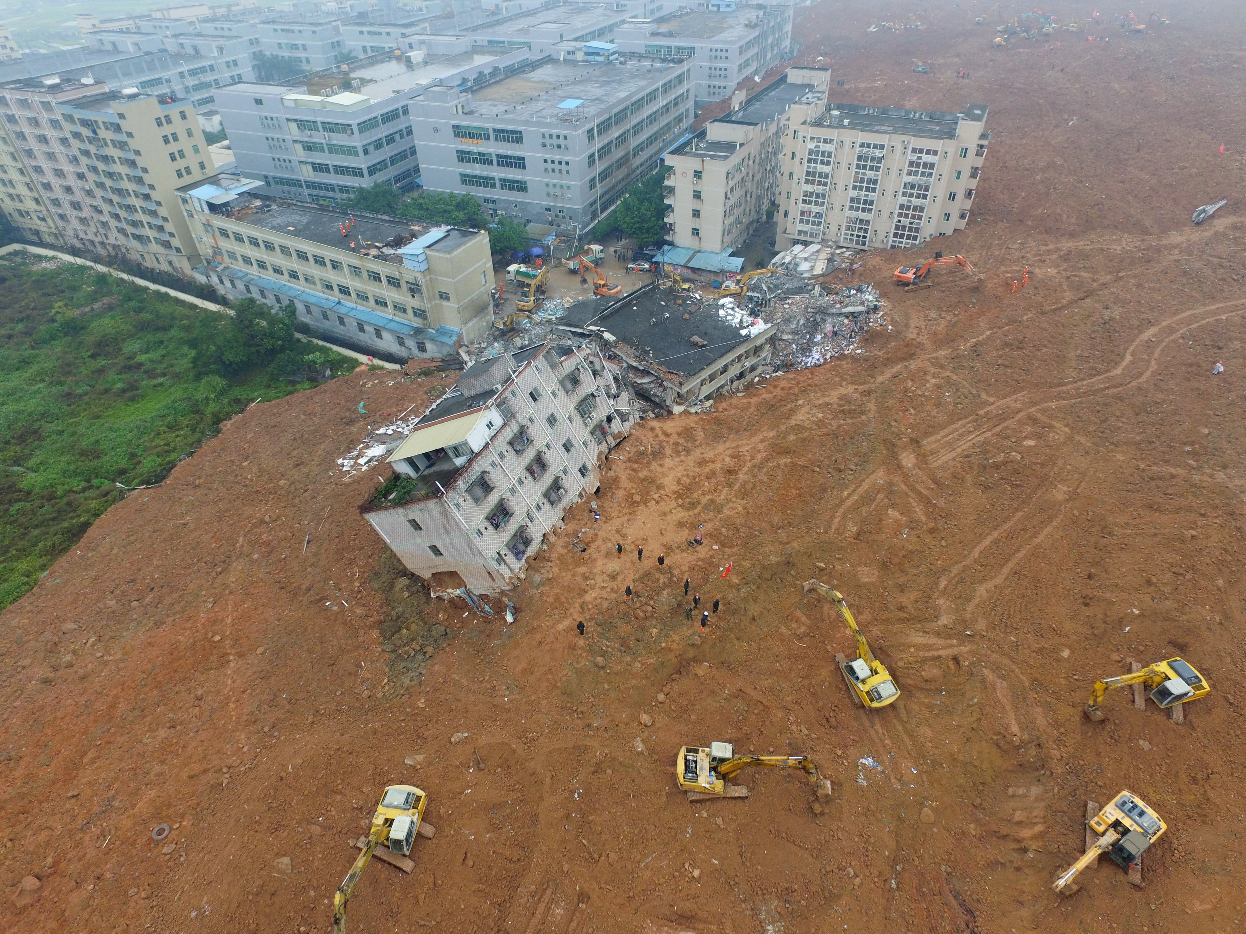 (151227) -- BEIJING, Dec. 27, 2015 (Xinhua) -- Rescuers work at the landslide site of an industrial park in Shenzhen, south China's Guangdong Province, Dec. 21, 2015. (Xinhua/Zheng Lei)