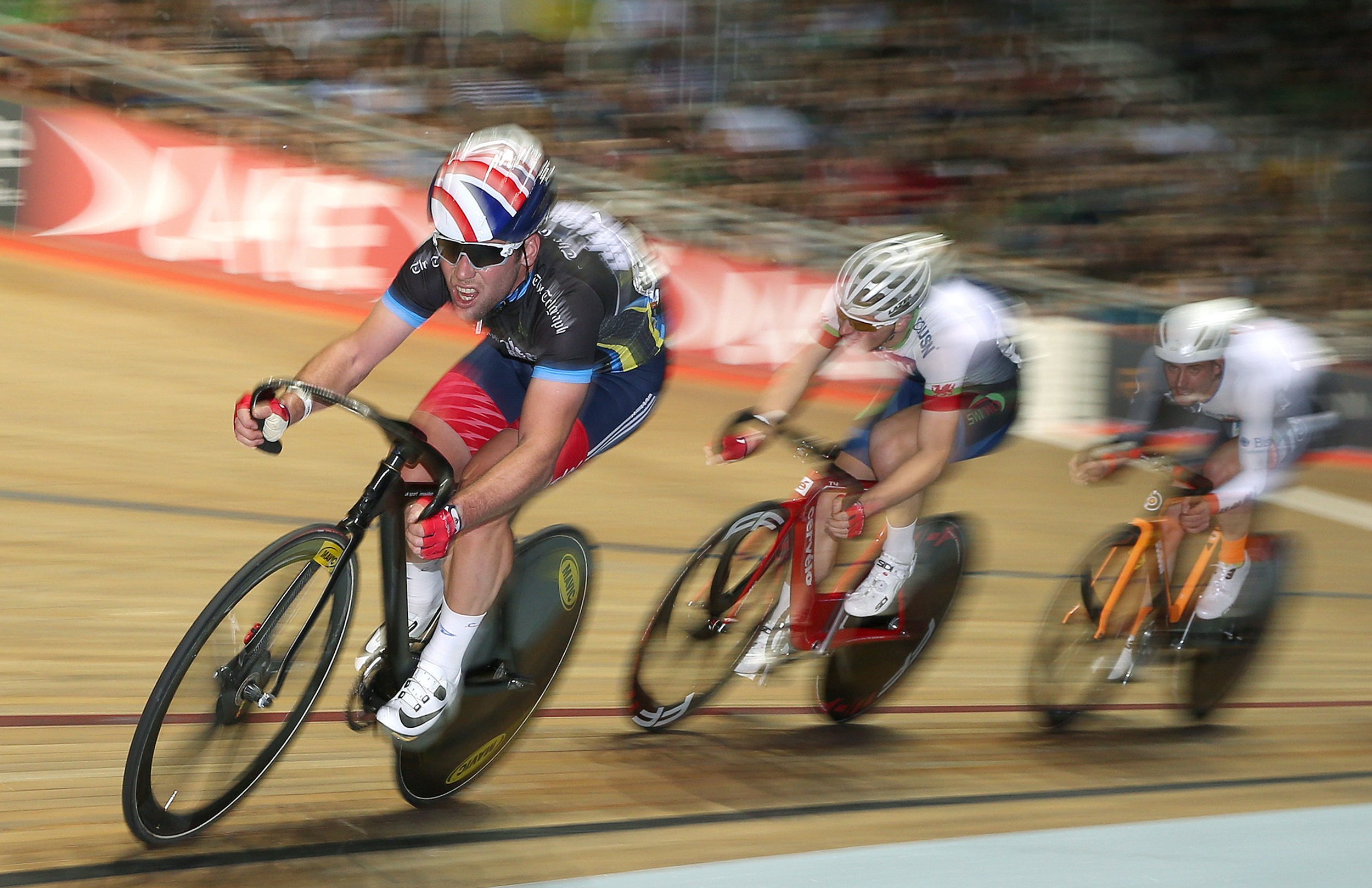 Great Britain's Mark Cavendish, left, takes part in the Men's Scratch Race, during Round Five of the Revolution Series at Manchester Velodrome, England, Saturday Jan. 2, 2016. (Martin Rickett / PA via AP) UNITED KINGDOM OUT - NO SALES - NO ARCHIVES