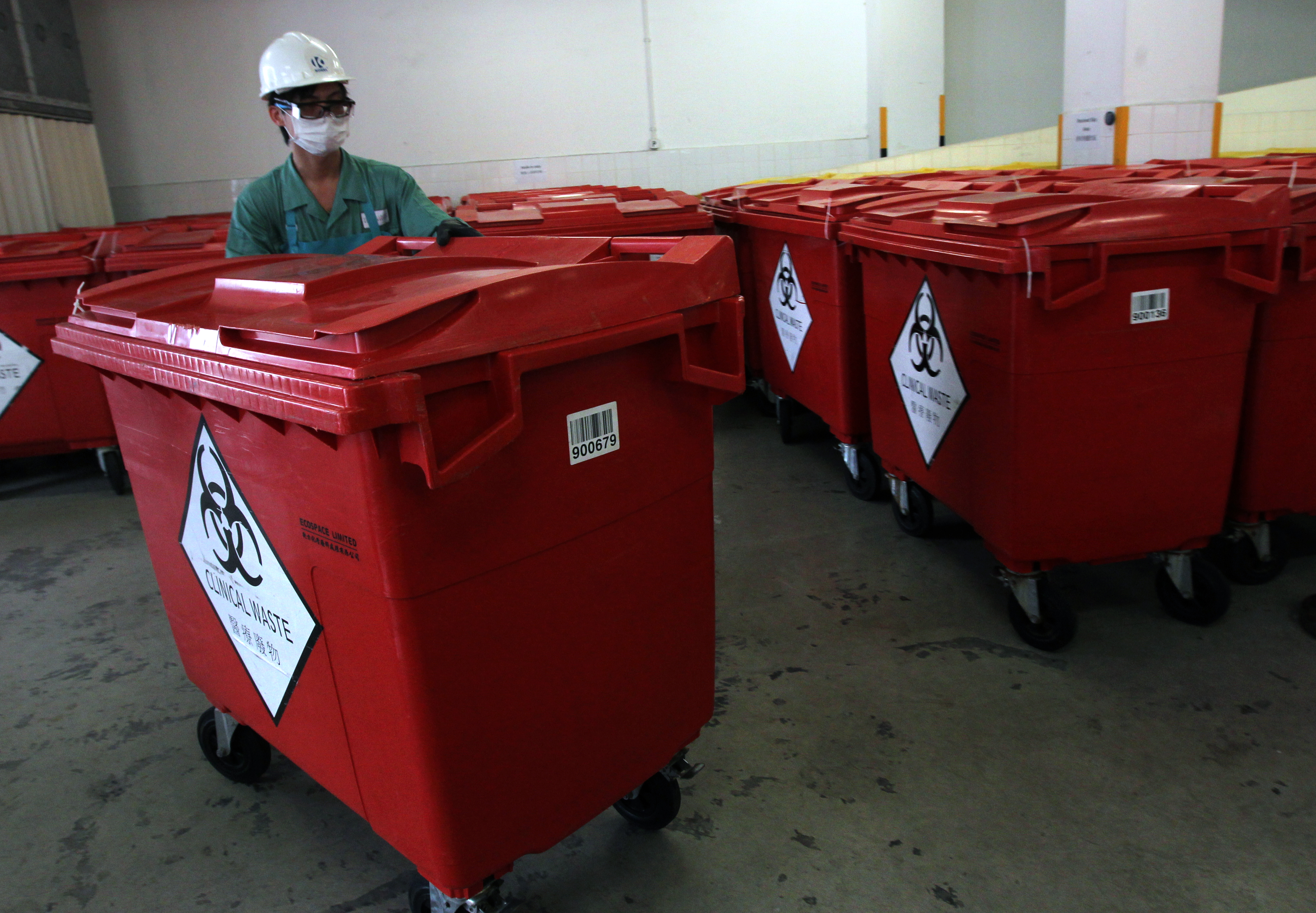 Legco Panel on Environmental Affairs conducts a visit to Chemical Waste Treatment Centre (CWTC). Staff received clinical waste for clinical waste treatment process at Chemical Waste Treatment Centre (CWTC) in Tsing Yi. 25APR14