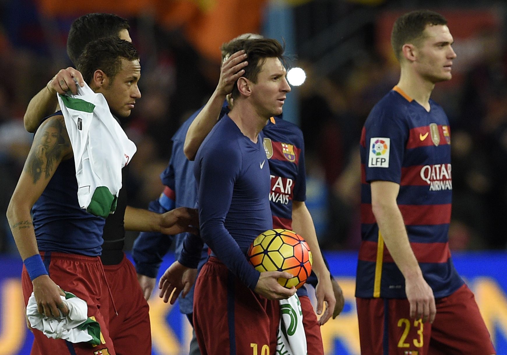 Barcelona's Argentinian forward Lionel Messi is congratuled by teammates after his hat-trick next to Barcelona's Brazilian forward Neymar (L) and Barcelona's Belgian defender Thomas Vermaelen (R) at the end of the Spanish league football match FC Barcelona vs Granada CF at the Camp Nou stadium in Barcelona on January 9, 2016. AFP PHOTO / LLUIS GENE