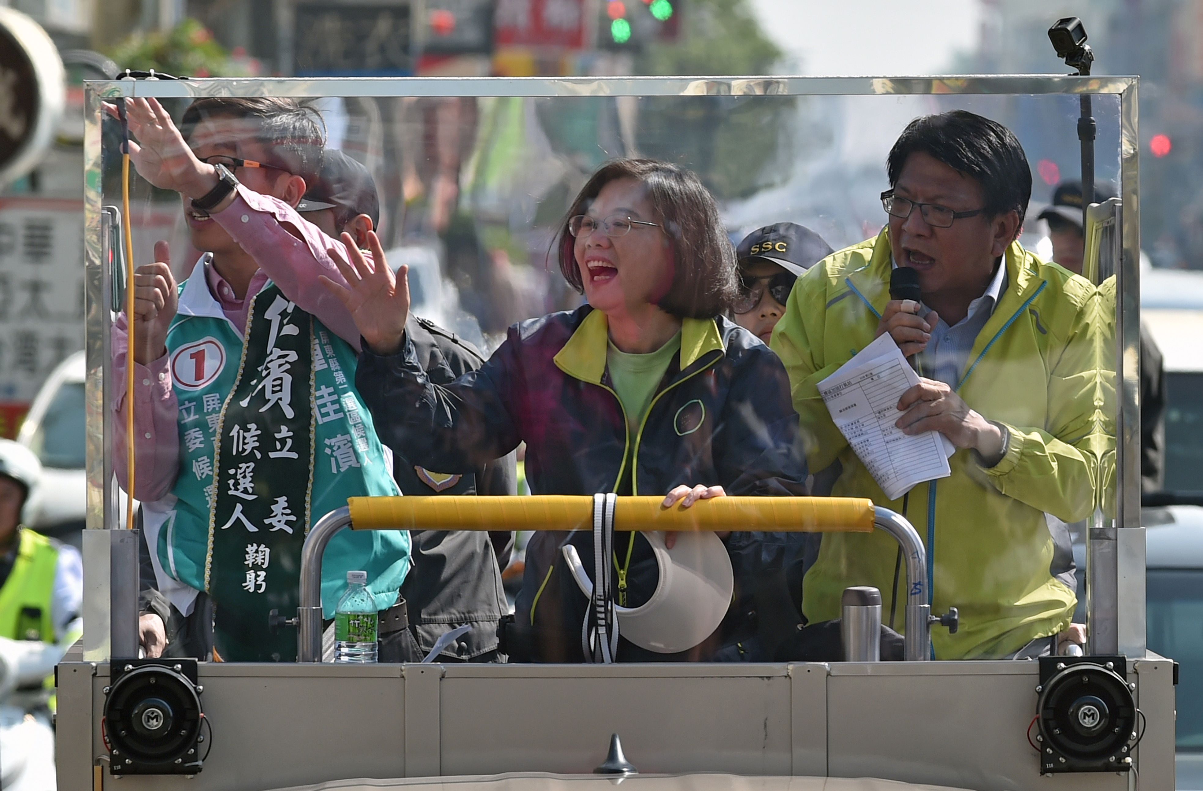 Tsai Ing-wen (C), presidential candidate for Taiwan's main opposition Democratic Progressive Party (DPP), waves to supporters during an election campaign in southern Pingtung on January 9, 2016. Taiwan presidential frontrunner Tsai Ing-wen of the main opposition party kicked off the final week of campaigning in Fenggang village, her father's hometown in southern Pingtung county. AFP PHOTO / Sam Yeh