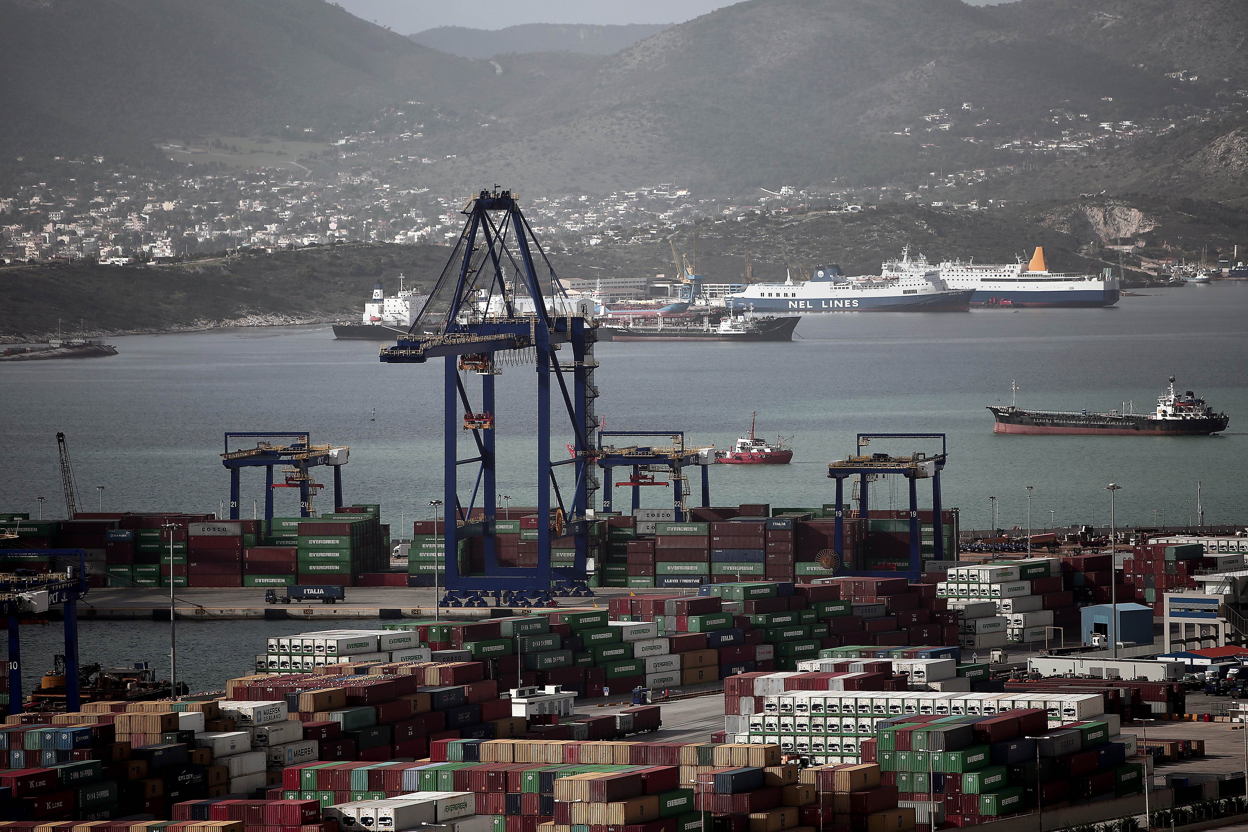 A picture taken on January 31, 2015 shows Greece's largest port in Piraeus, near Athens. Greece's new left-wing government will halt the privatisation of the country's biggest port Piraeus, which China's COSCO group has bid for, an official in charge of the process said on January 28, 2014. AFP PHOTO / ANGELOS TZORTZINIS