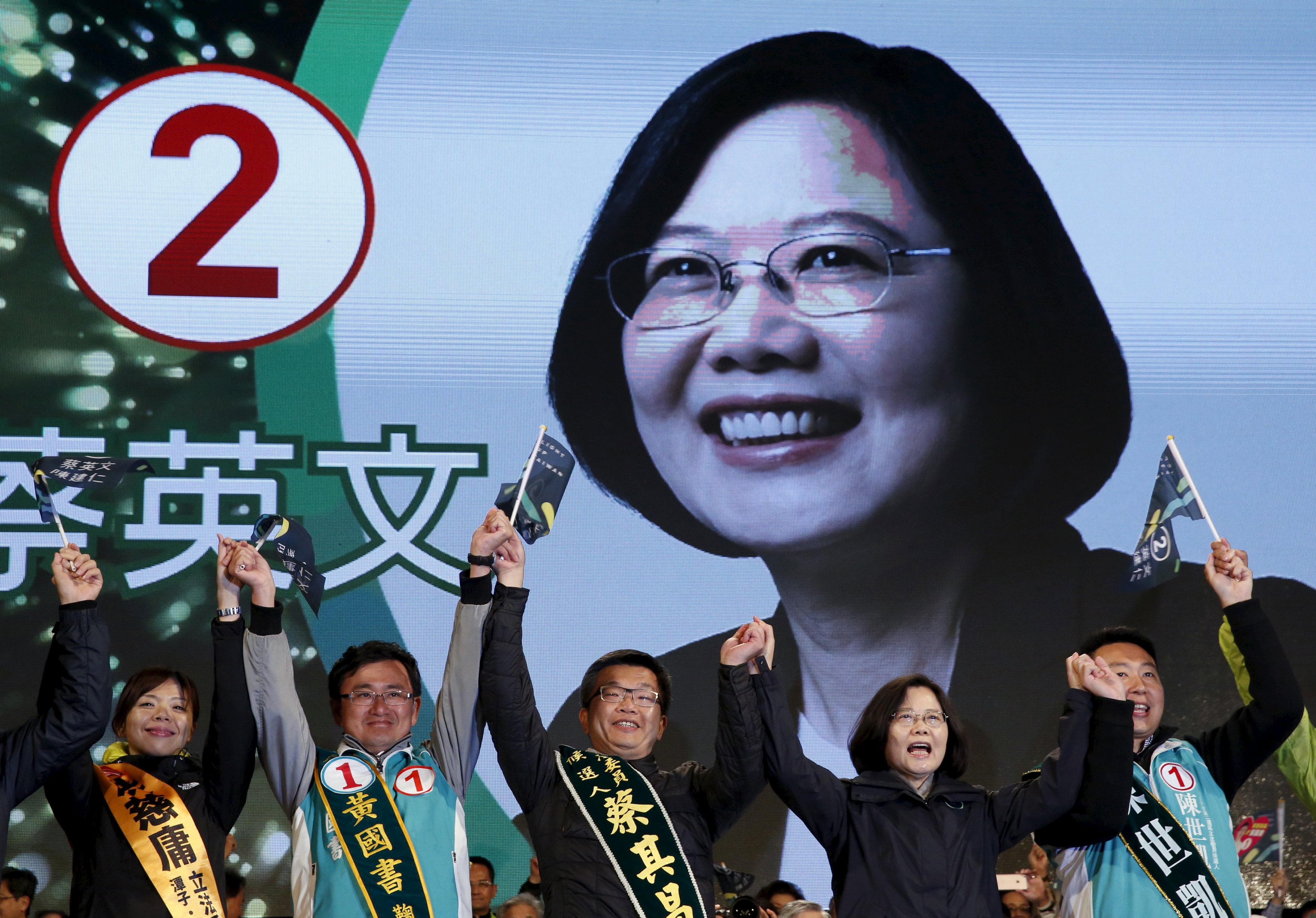 Taiwan's Democratic Progressive Party (DPP) Chairperson and presidential candidate Tsai Ing-wen shouts slogans during a campaign rally in Taichung, Taiwan, January 13, 2016. REUTERS/Olivia Harris