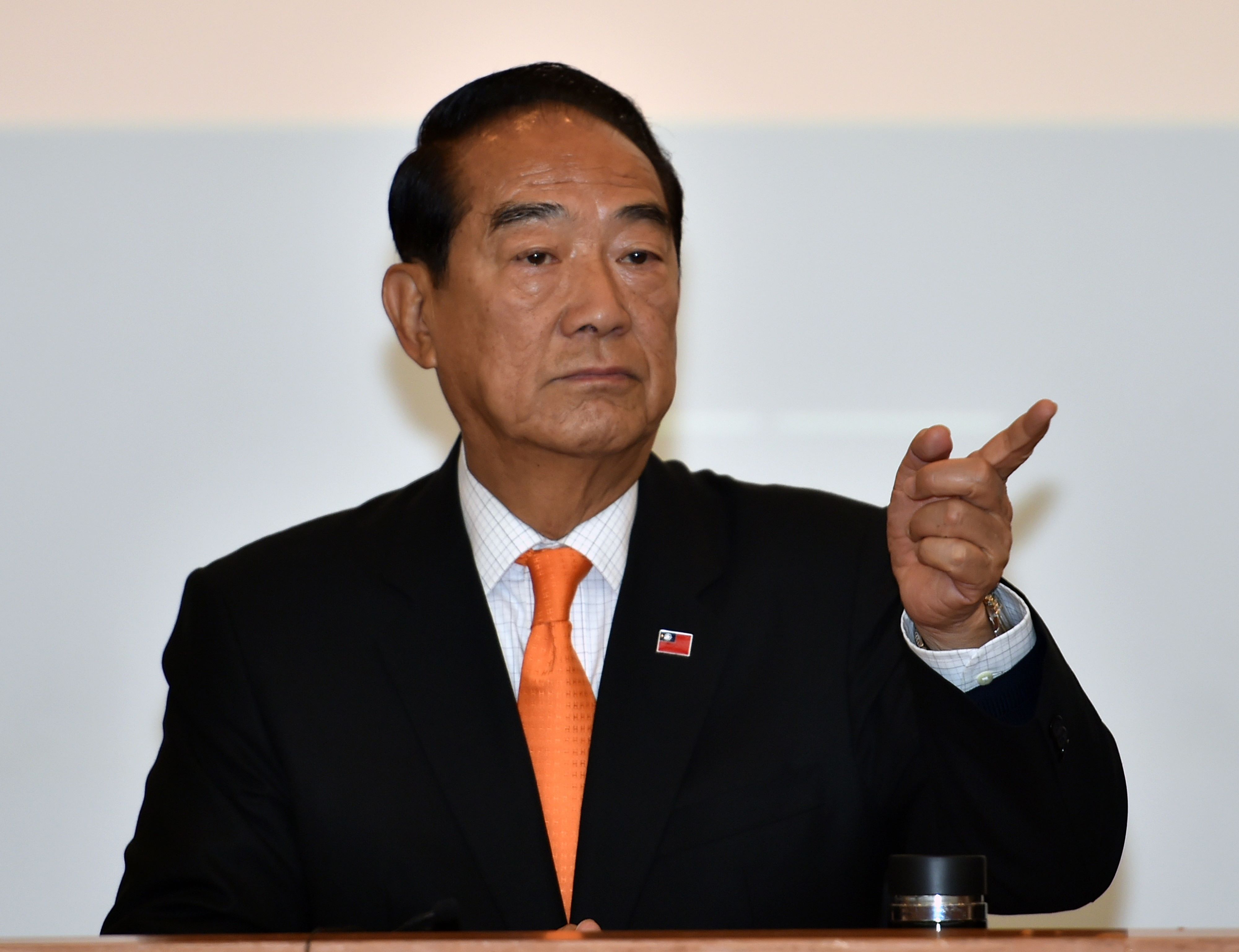 James Soong, presidential candidate from the People First Party (PFP), gestures during a press conference in Taipei on January 12, 2016. Fraught relations between Taiwan and China are at a crossroads once more as frustrated voters are expected to bring in the Beijing-skeptic opposition at presidential elections Saturday. AFP PHOTO / Sam Yeh